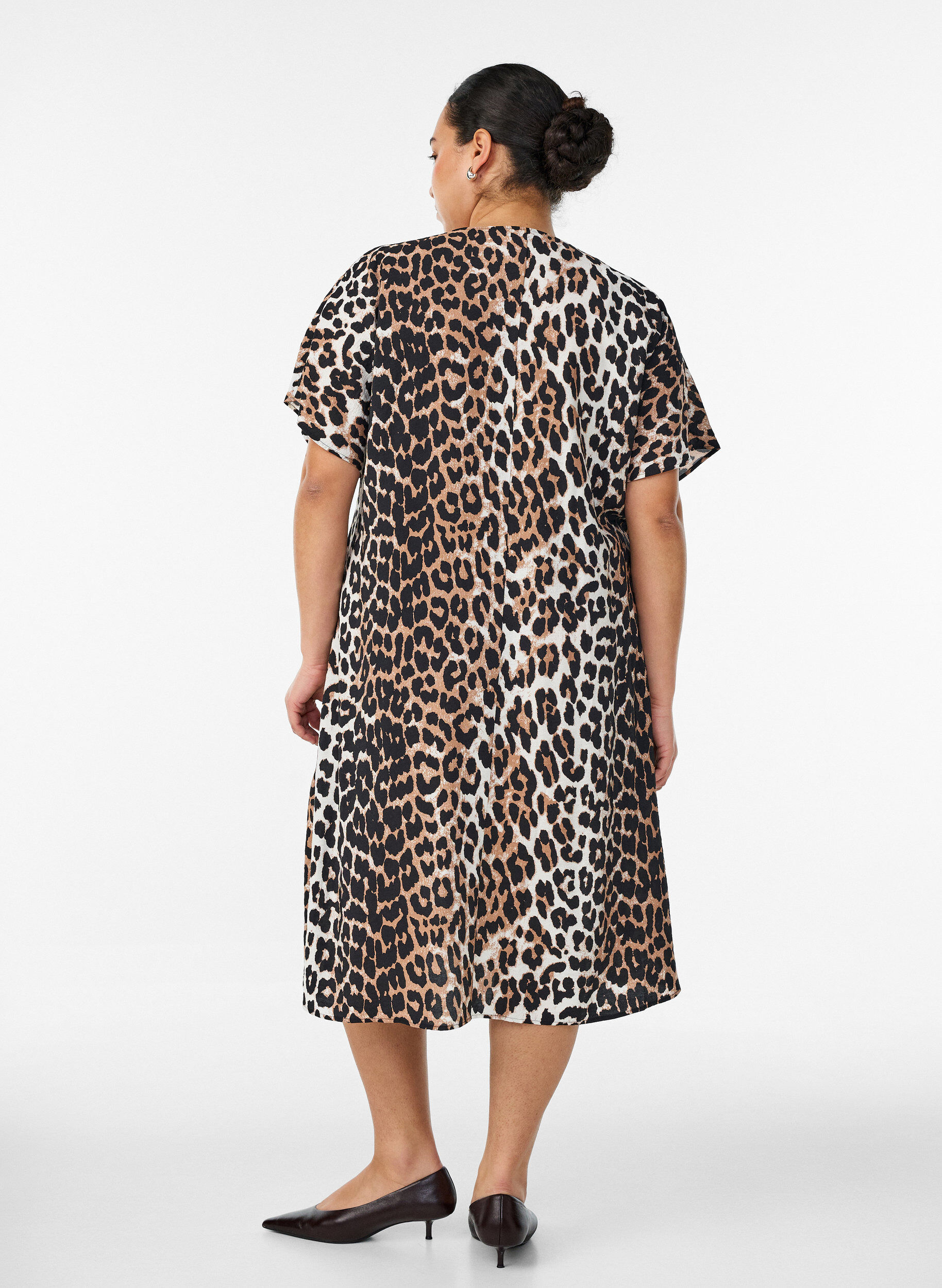 ZizziKl&auml;nning med v-ringning i viskos, Brun, Model image number 1