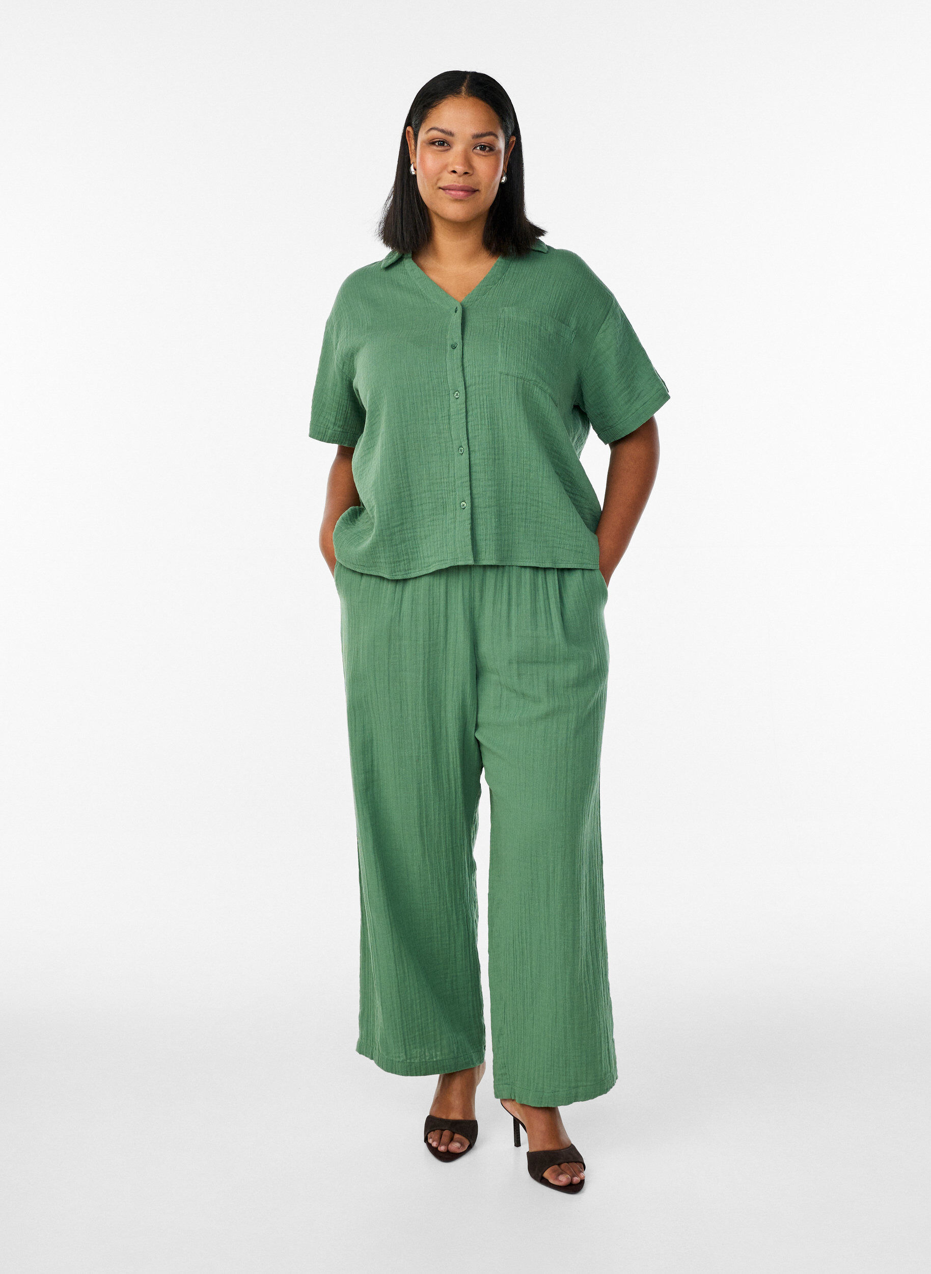 Zizzi Blus i bomullsmuslin med korta &auml;rmar, Gr&ouml;n, Model image number 1