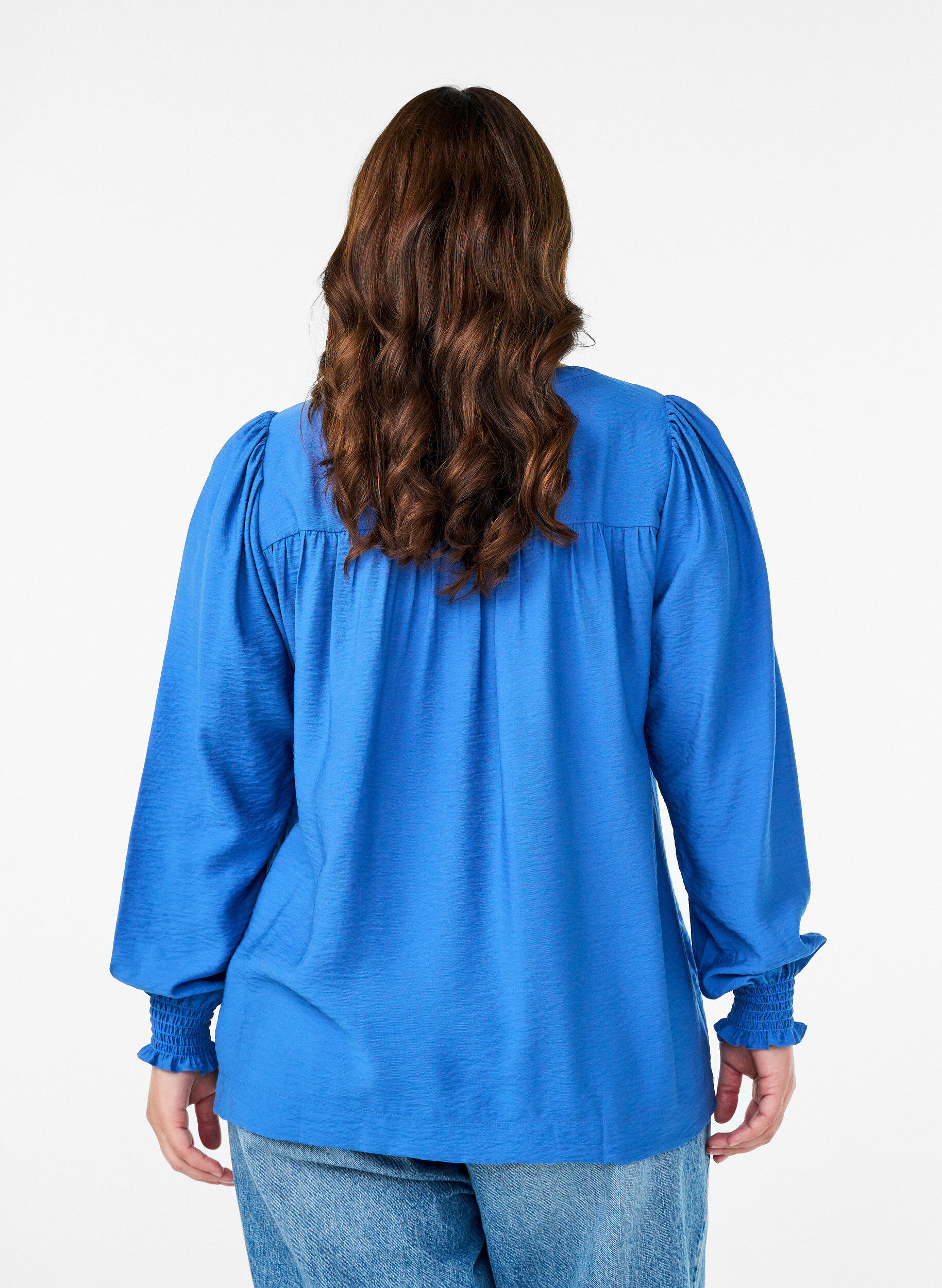 ZizziViskosblus med smock och rynkade detaljer, Bl&aring;, Model image number 2