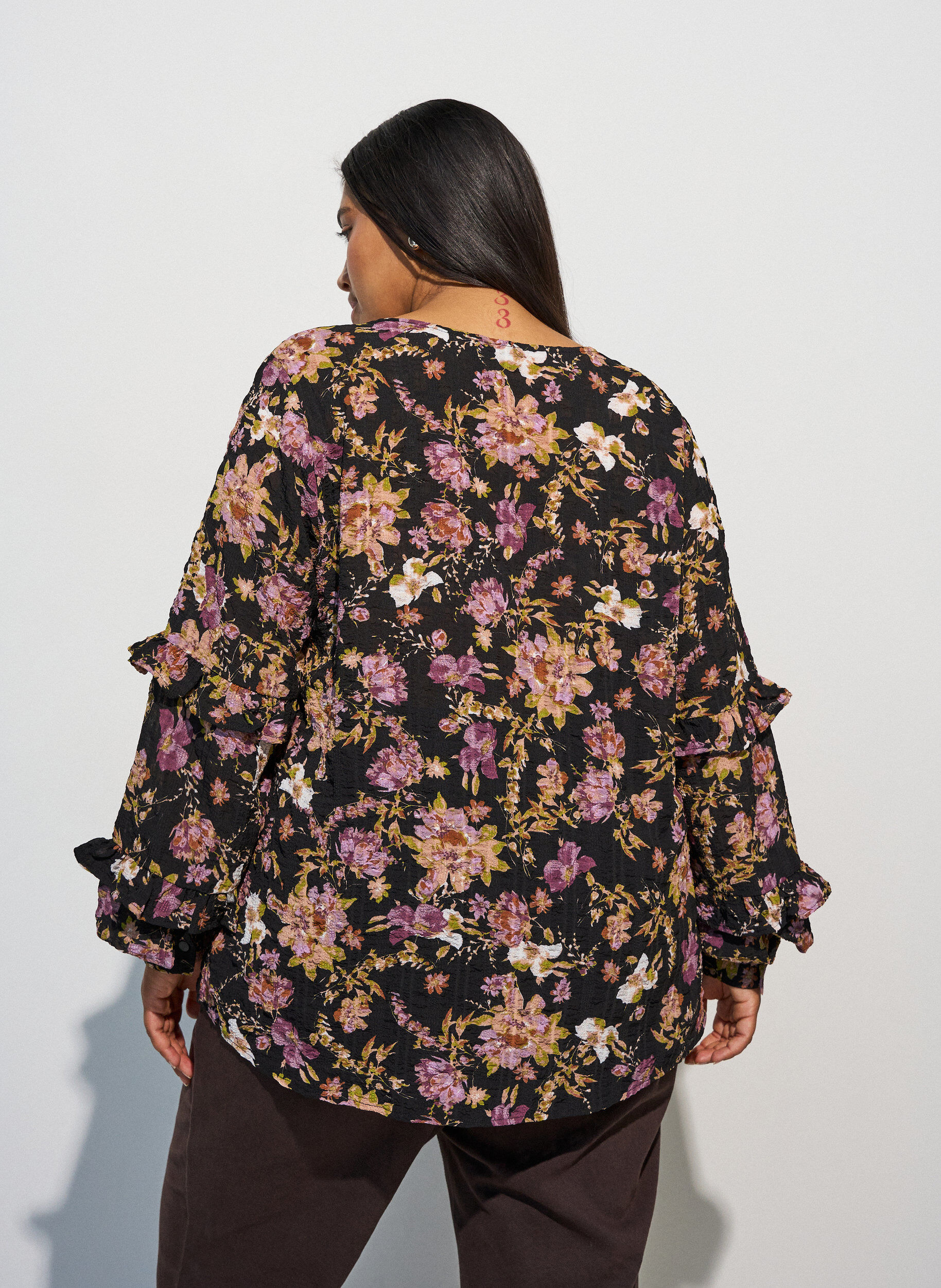 ZizziBlus med blomsterm&ouml;nster och volangdetaljer, Svart, Model image number 2