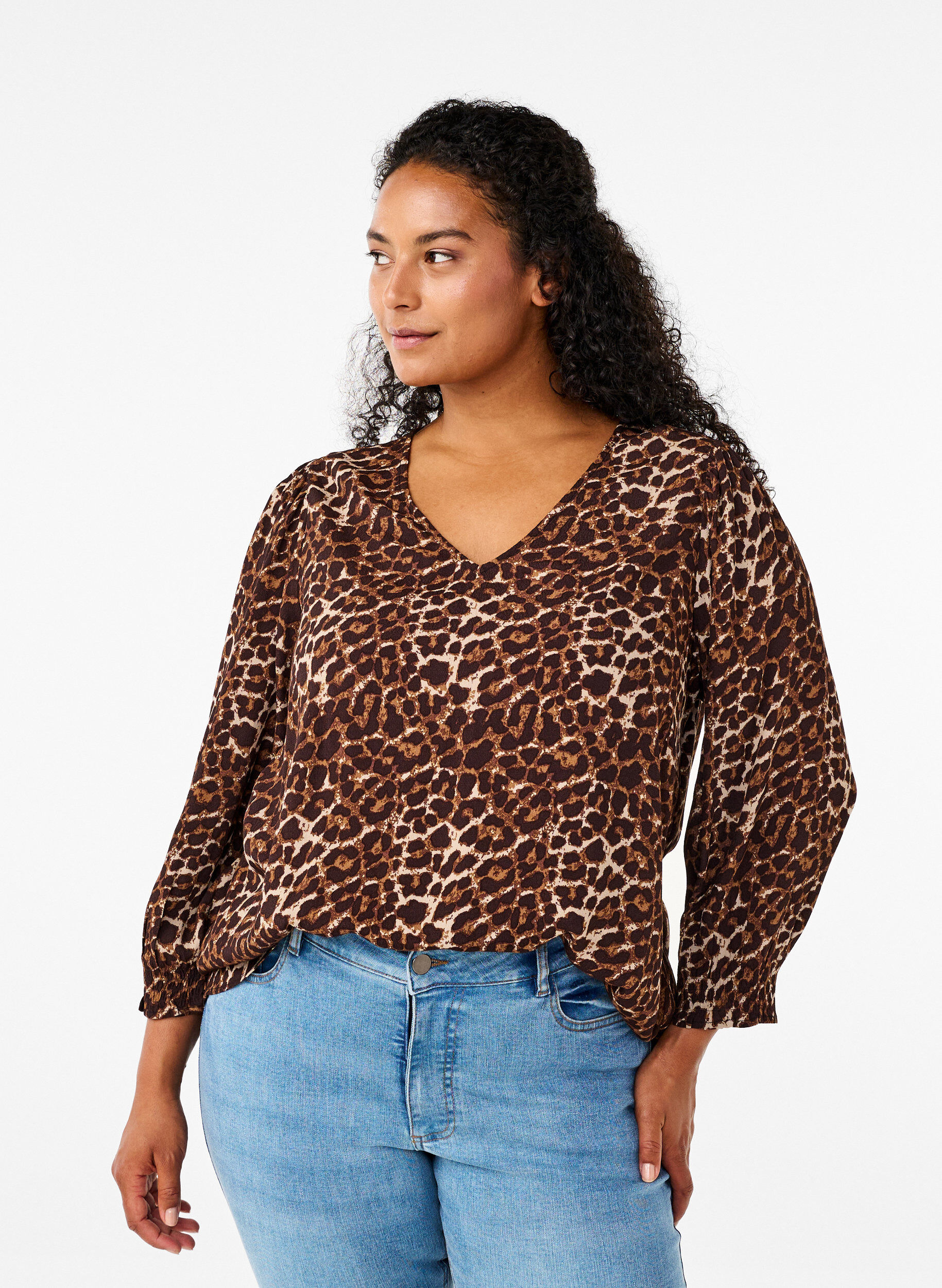 Zizzi Leopardm&ouml;nstrad blus med trekvarts&auml;rm, Leo AOP, Model image number 0