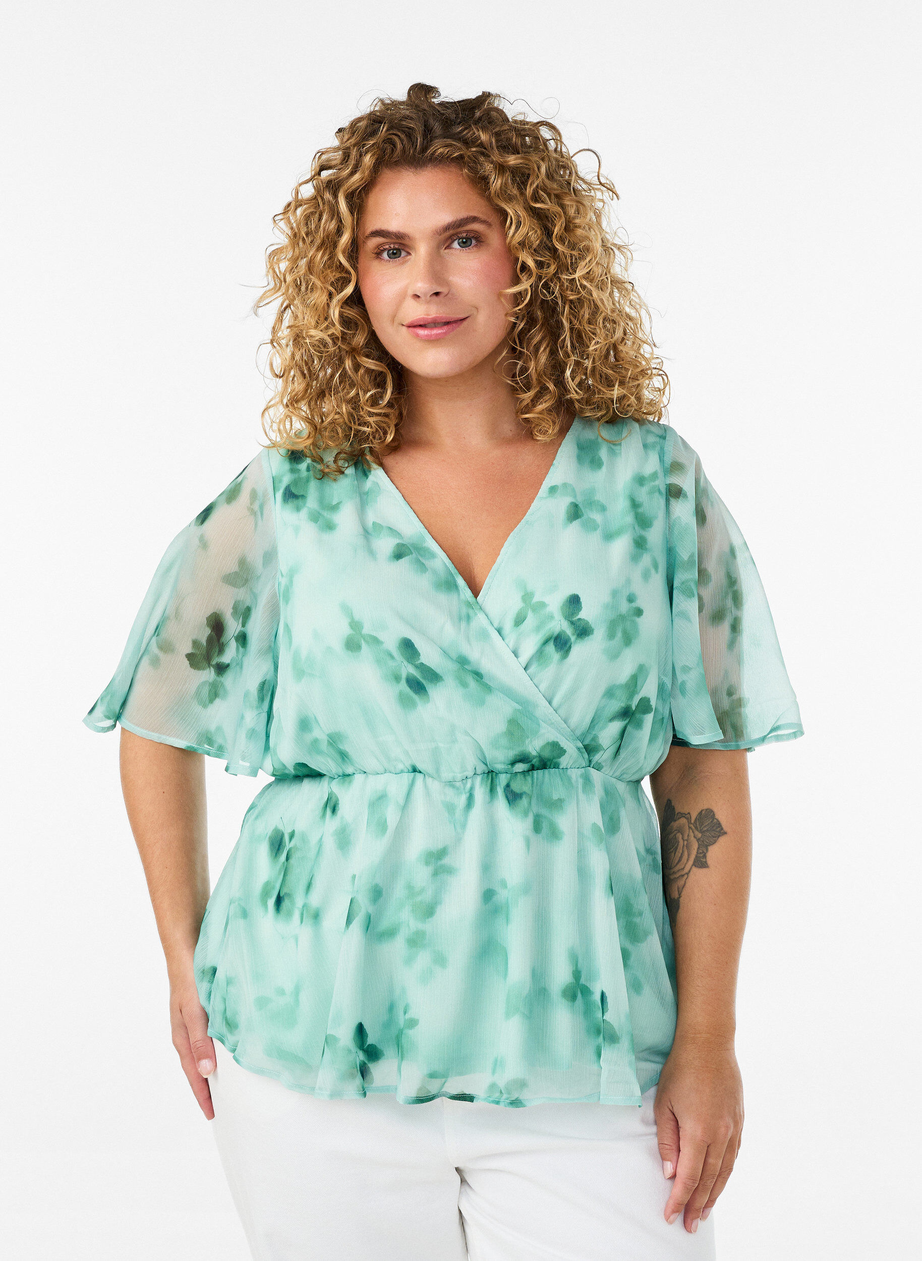 Blus i chiffong med blommor och korta &auml;rmar, Gr&ouml;n, Model
