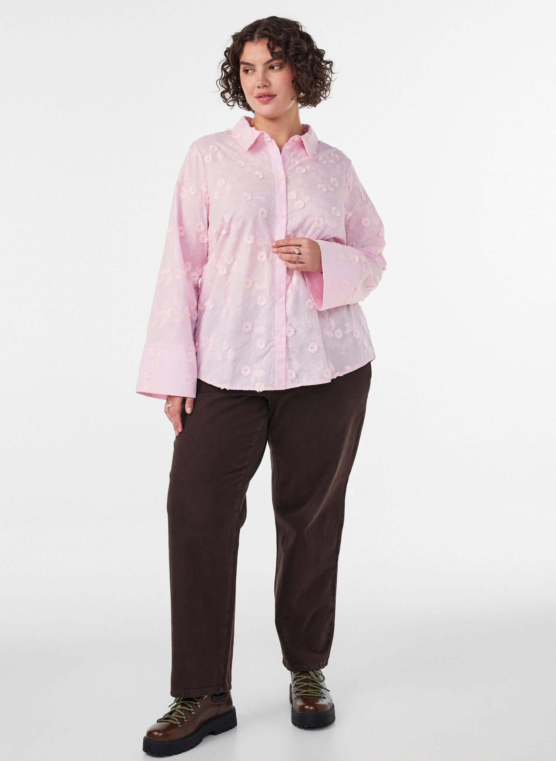 ZizziSkjorta med blommigt broderi och vida &auml;rmar, Rosa, Model image number 1