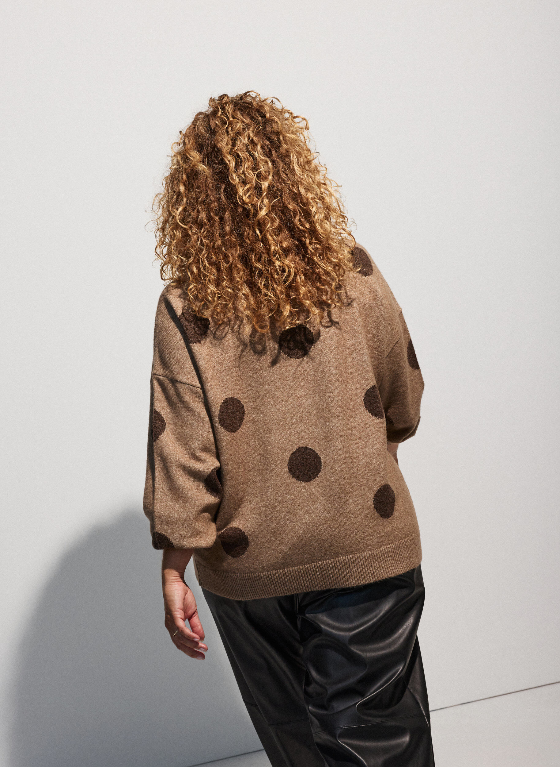 ZizziStickad blus med prickigt m&ouml;nster, Brun, Model image number 3