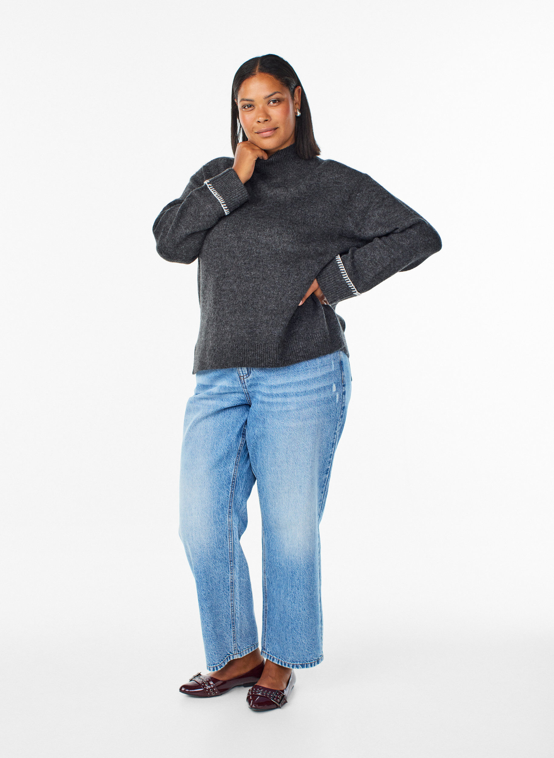 Zizzi Stickad blus med h&ouml;g hals och kontrastdetalj, Gr&aring;, Model image number 1