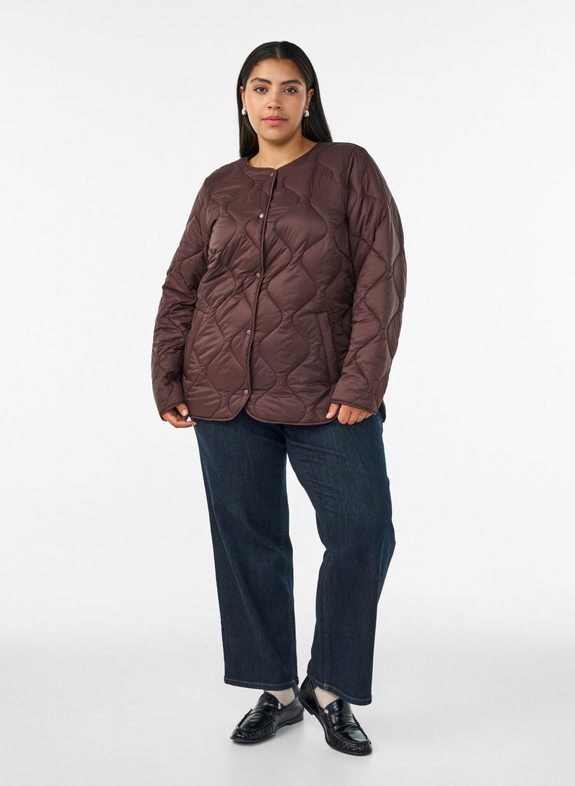 Quiltad jacka med tryckknappar och rund hals, Brun, Model image number 1