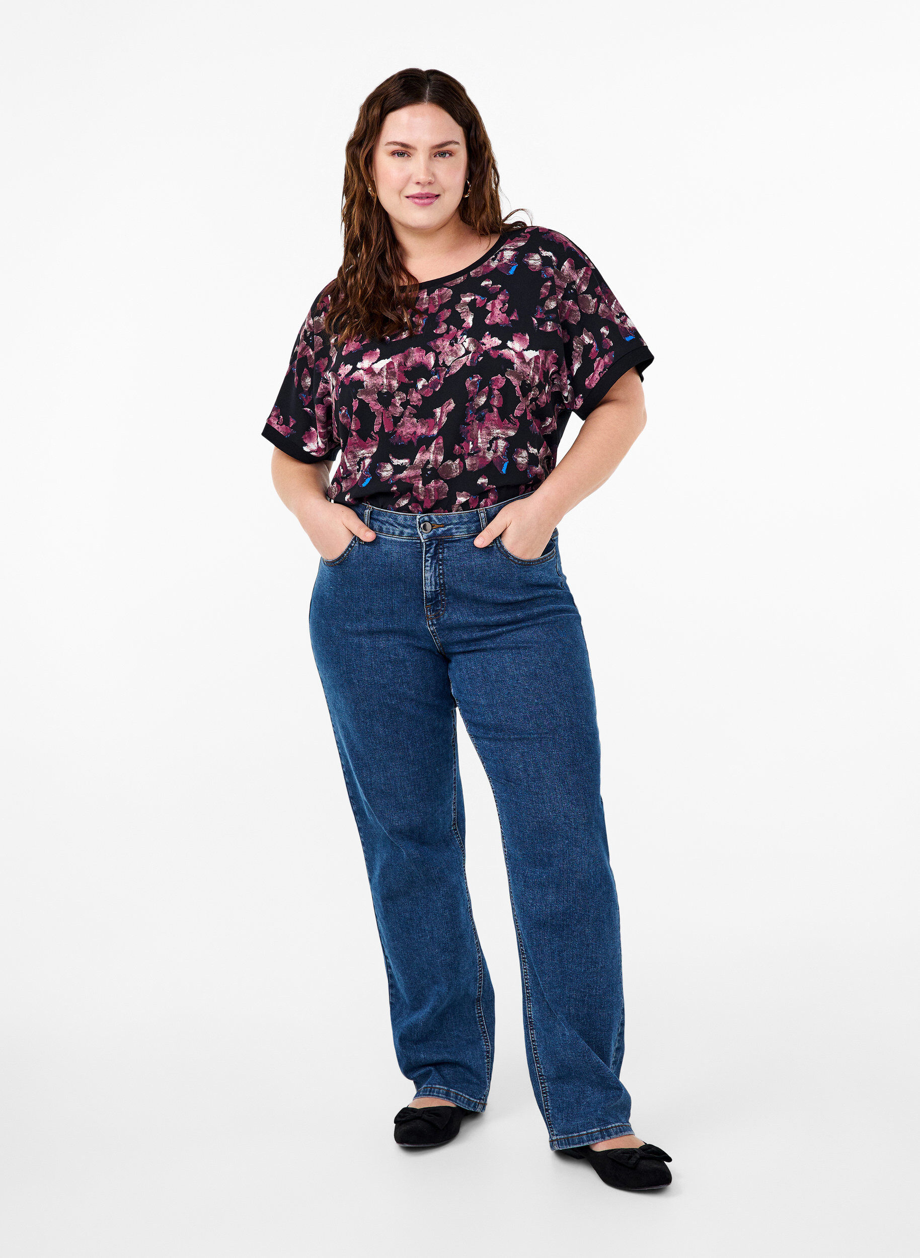 Zizzi L&ouml;st sittande t-shirt med blommigt tryck, Black Purple Fl. AOP, Model image number 3