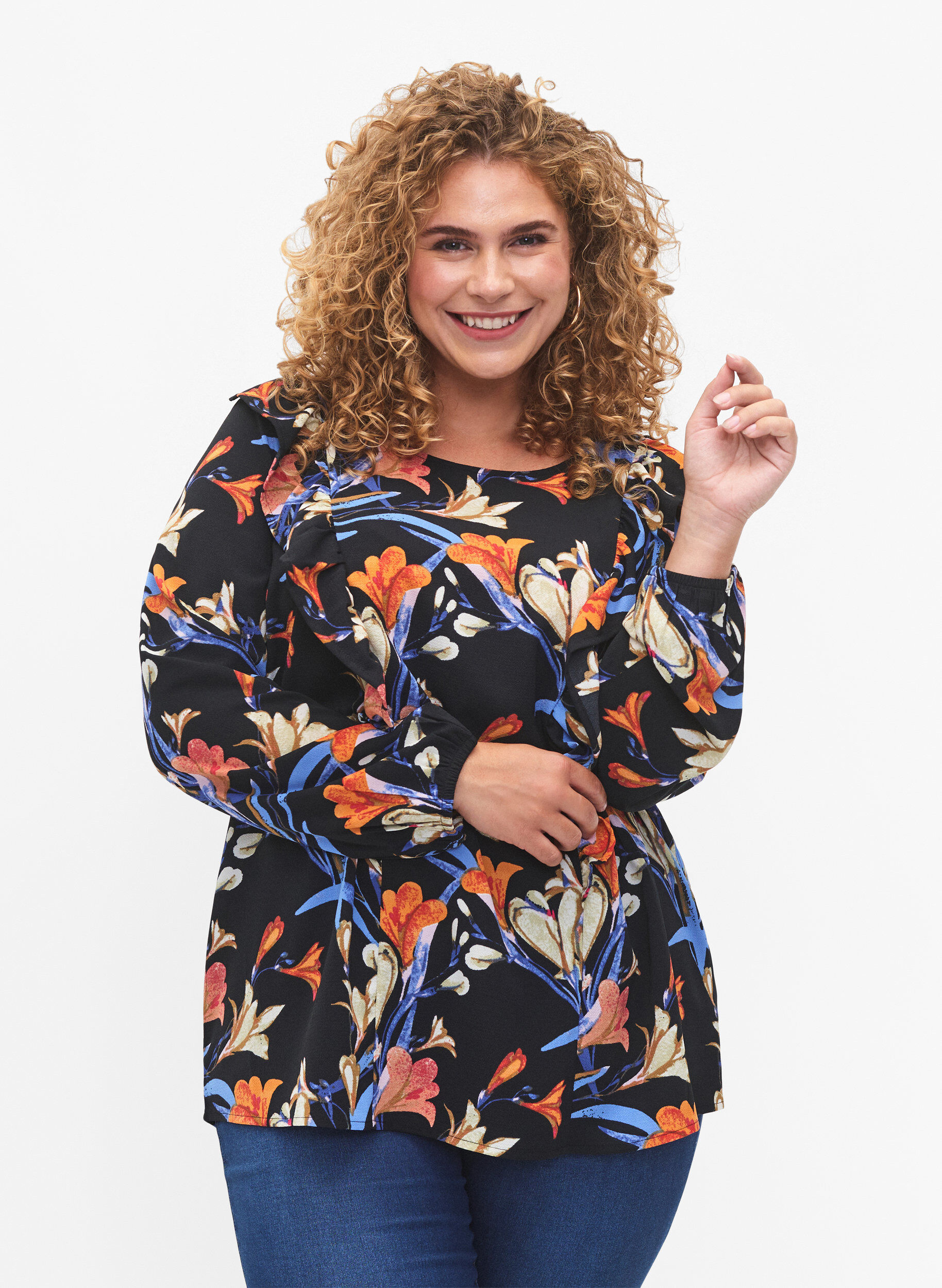 Zizzi L&aring;ng&auml;rmad blus med volanger, Black Flower AOP, Model image number 0