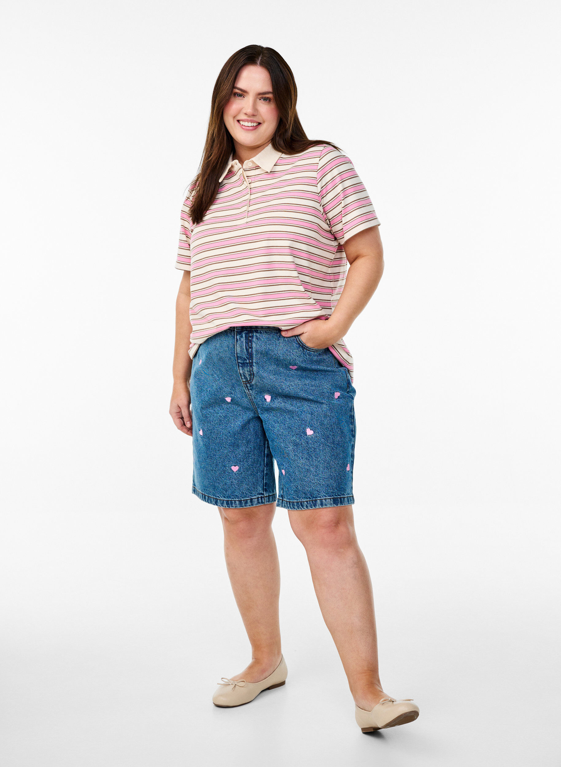 Zizzi Jeansshorts med h&ouml;g midja och broderade hj&auml;rtan, Bl&aring;, Model image number 1