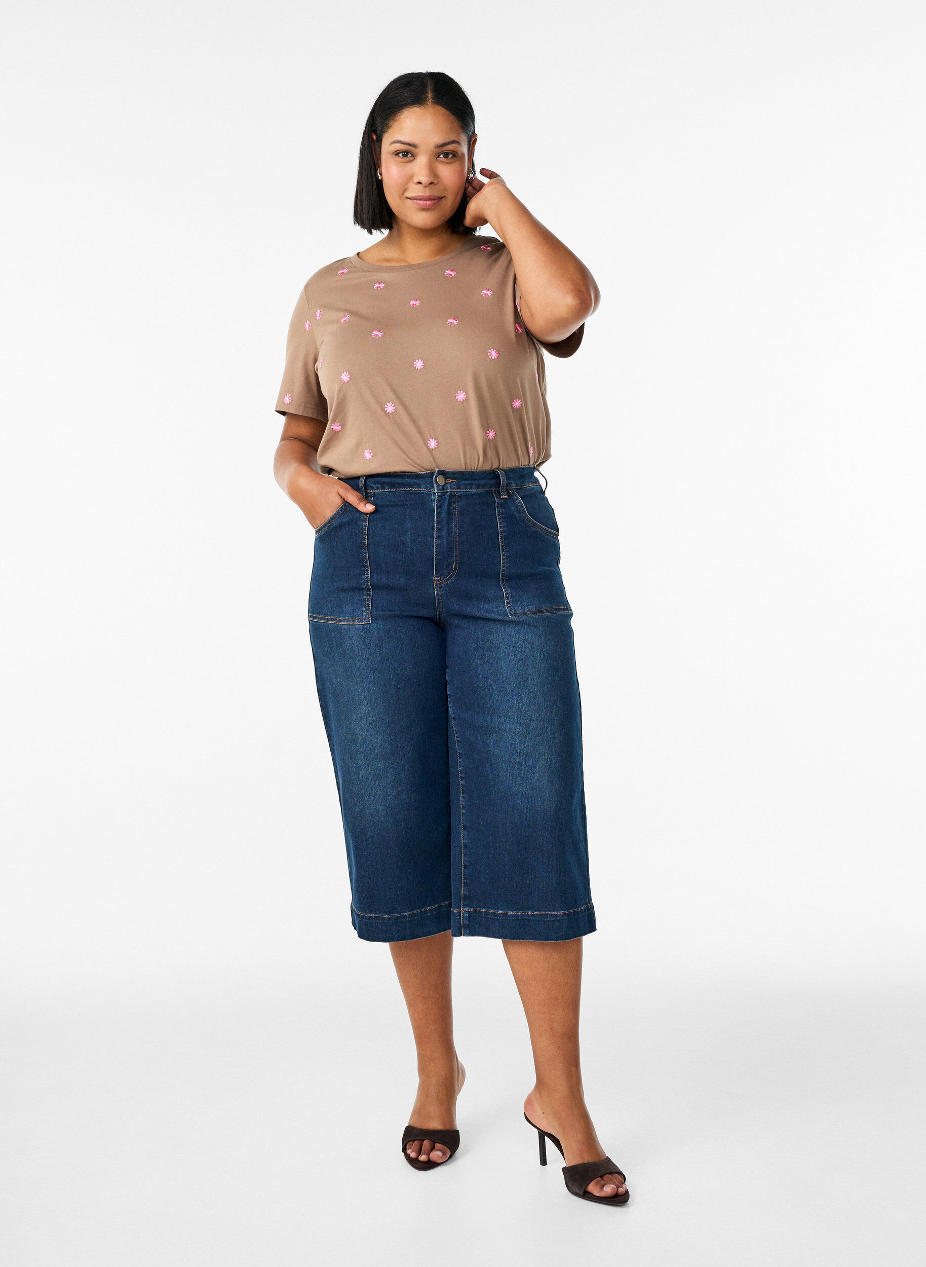 ZizziT-shirt i ekologisk bomull med broderade motiv, Brun, Model image number 1