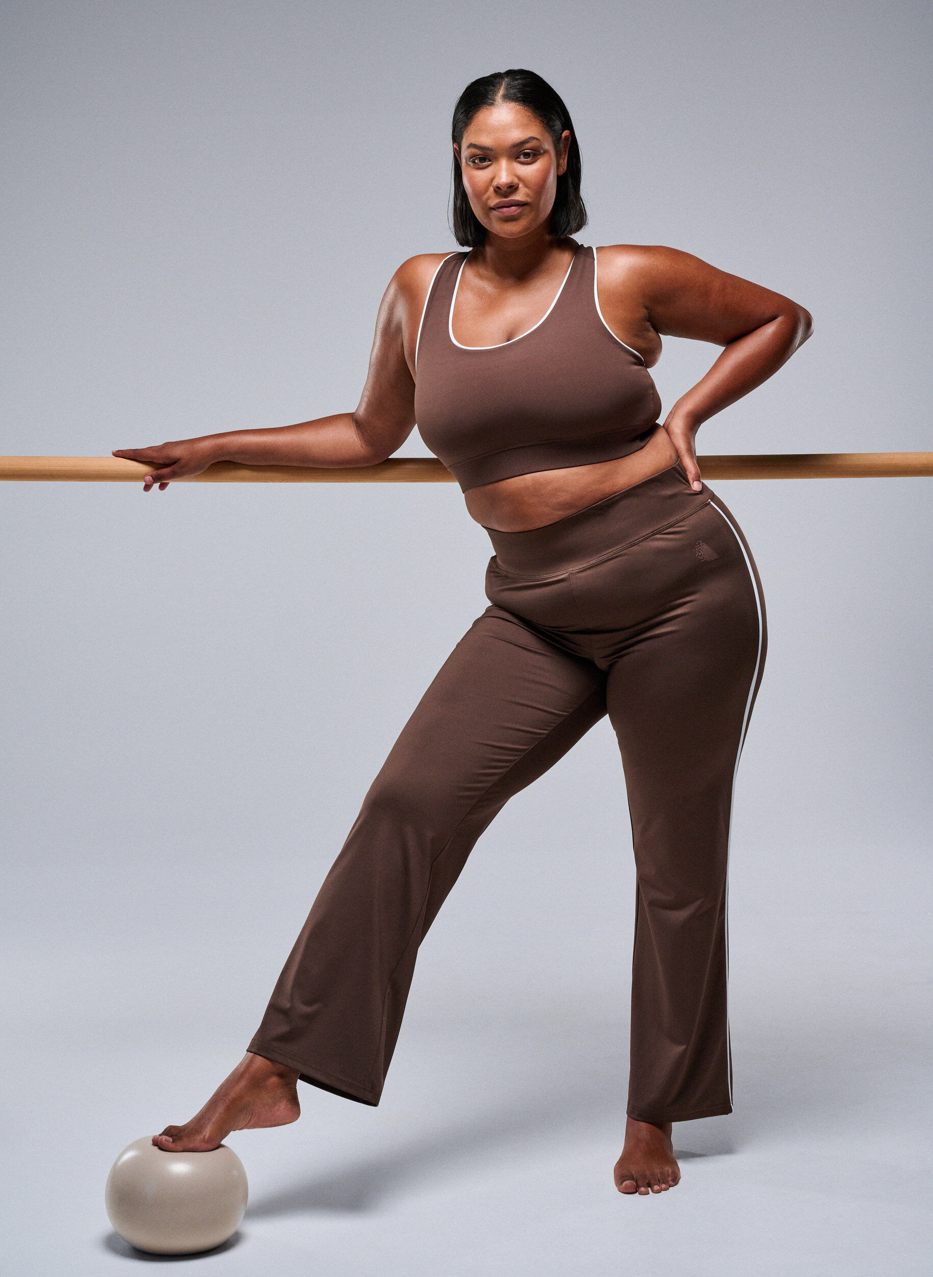 Zizzi Tr&auml;ningsbyxor med utsv&auml;ngda ben och kontrastpipning, Brun, Image image number 0