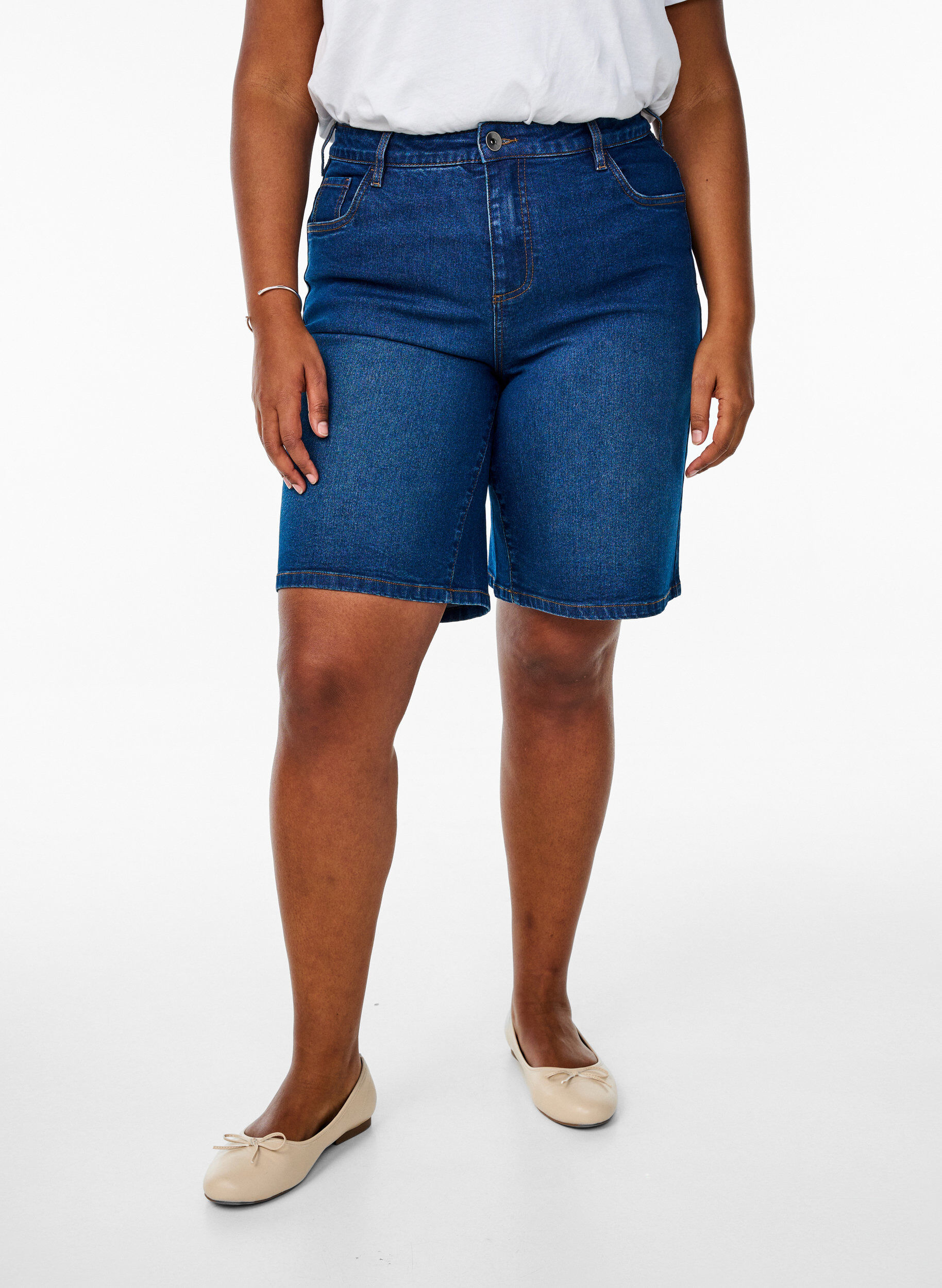 Zizzi L&ouml;sa jeansshorts med h&ouml;g midja, Bl&aring;, Model image number 3