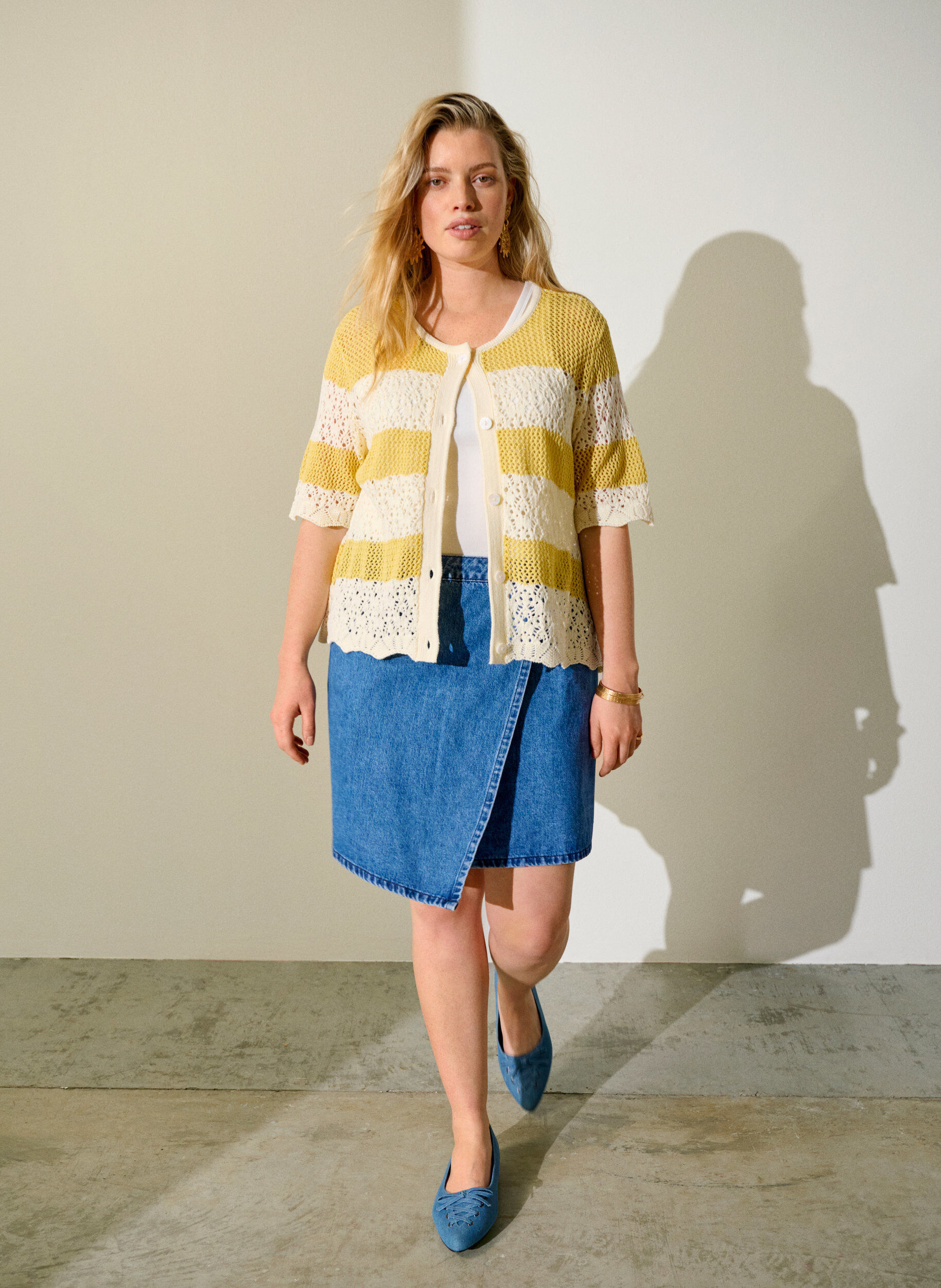 Kort a-linjeformad jeanskjol