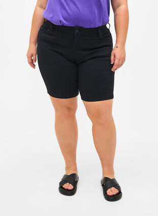 Slim fit Emily shorts med normalhög midja, Black solid, Model image number 2