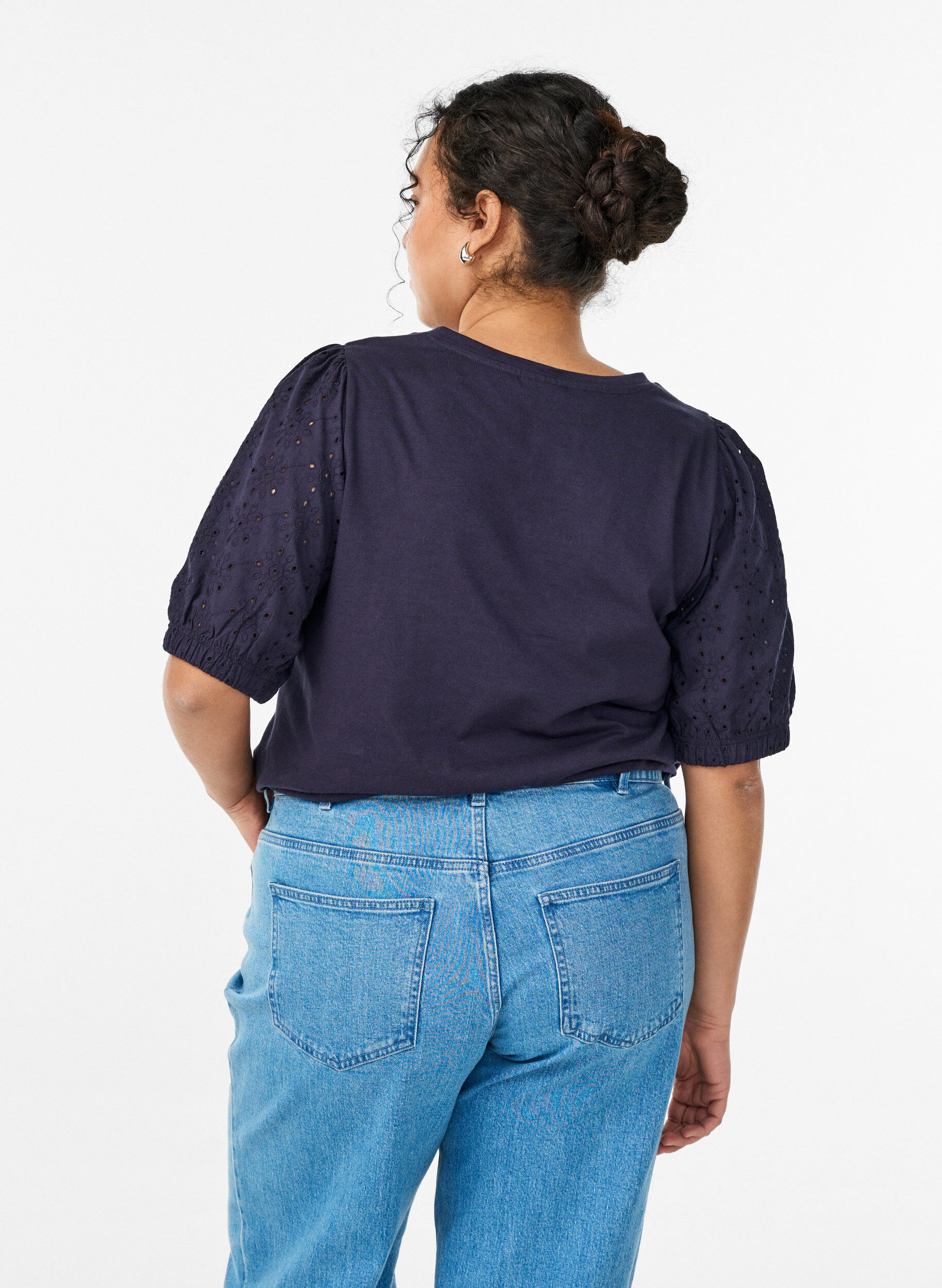 Zizzi T-shirt med Broderie Anglaise-&auml;rmar, Bl&aring;, Model image number 2