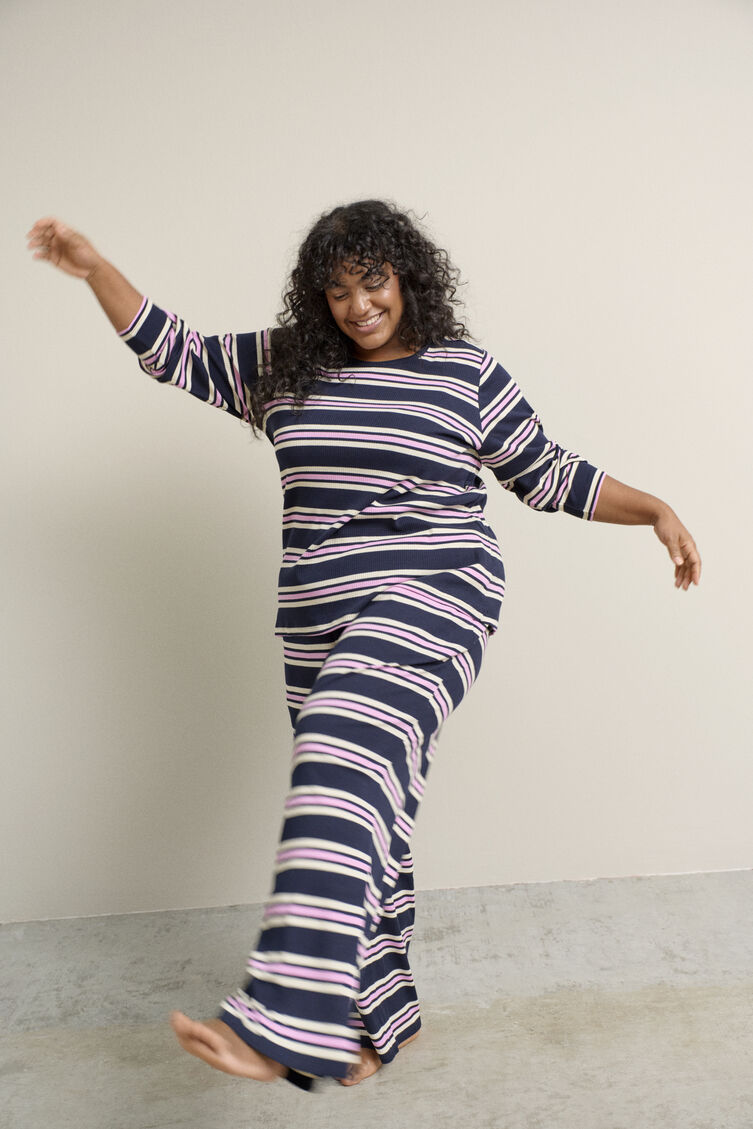 Nattst&auml;ll i ribbad jersey med r&auml;nder, , Model