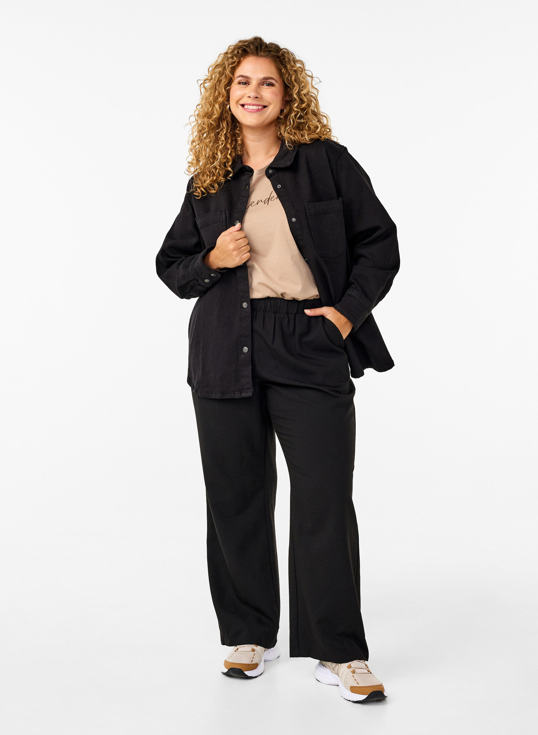 Zizzi Jeansskjorta med knappar och br&ouml;stfickor, Black, Model image number 2