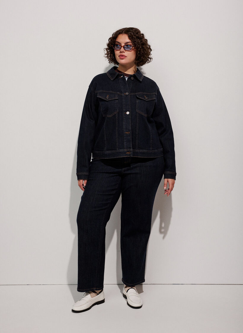 Klassisk jeansjacka med kontrasts&ouml;mmar, Bl&aring;, Model