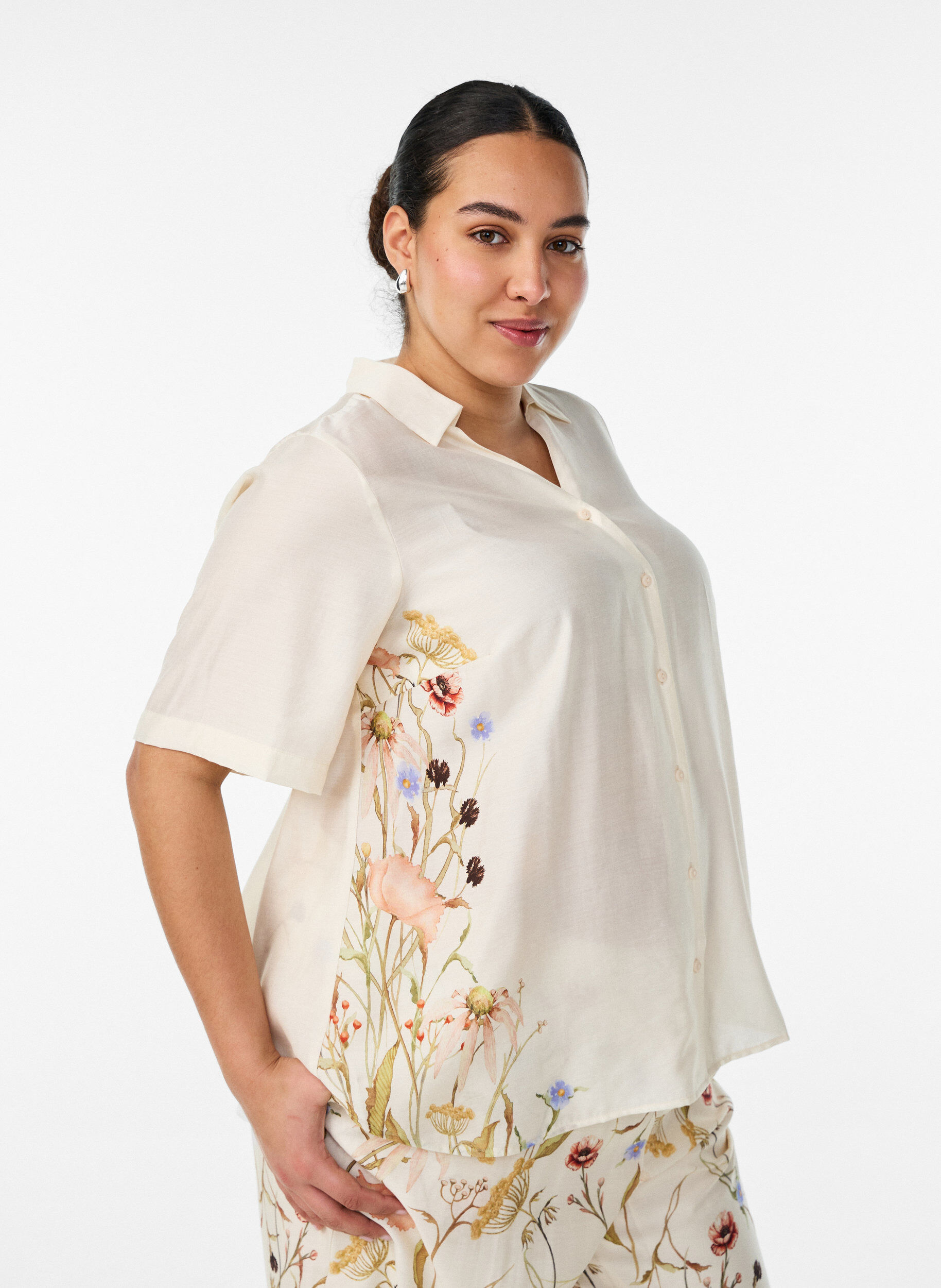 Skjortblus med armb&aring;gsl&aring;nga &auml;rmar och blommiga detaljer, Beige, Model