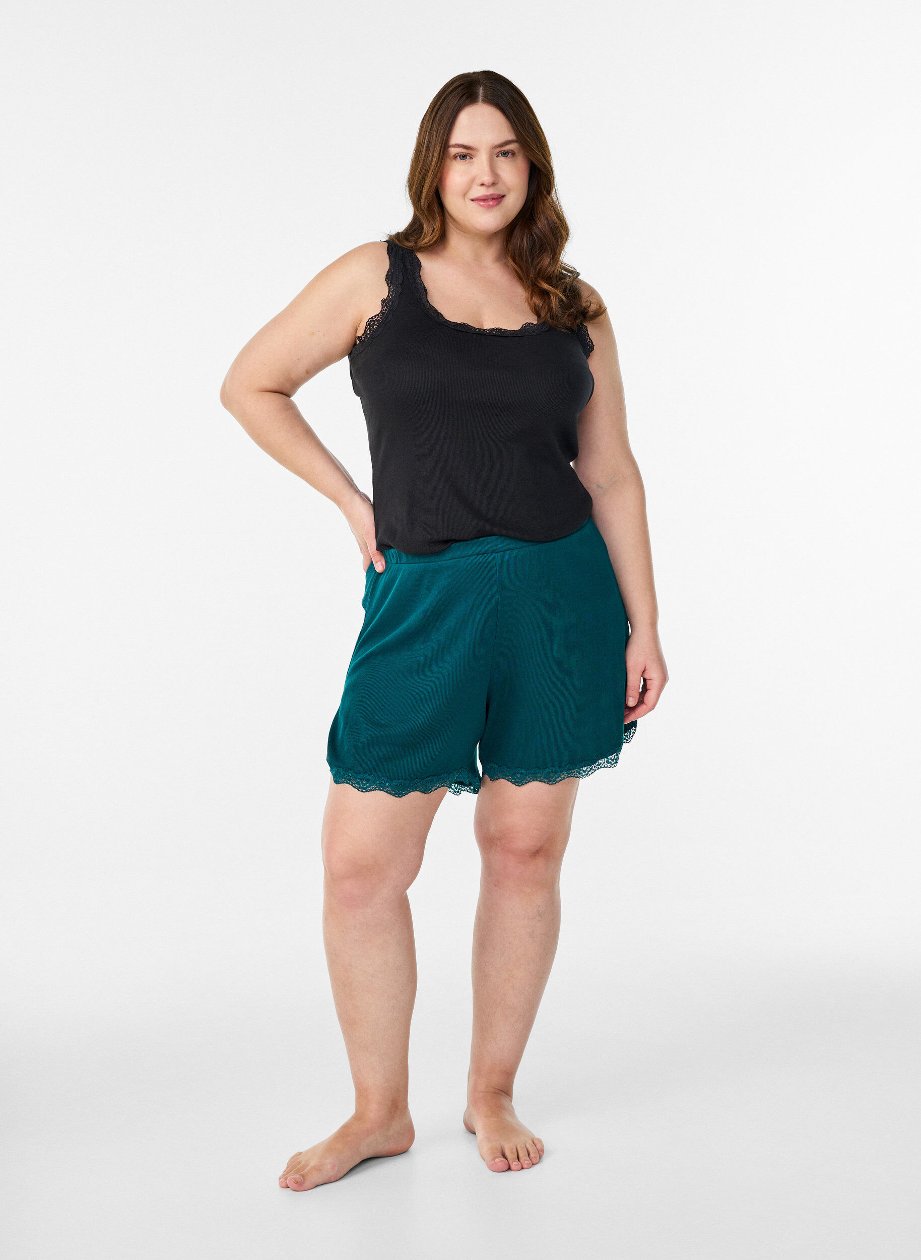 Zizzi L&ouml;sa nattshorts med ribbstickad textur och spetskant, Gr&ouml;n, Model image number 1