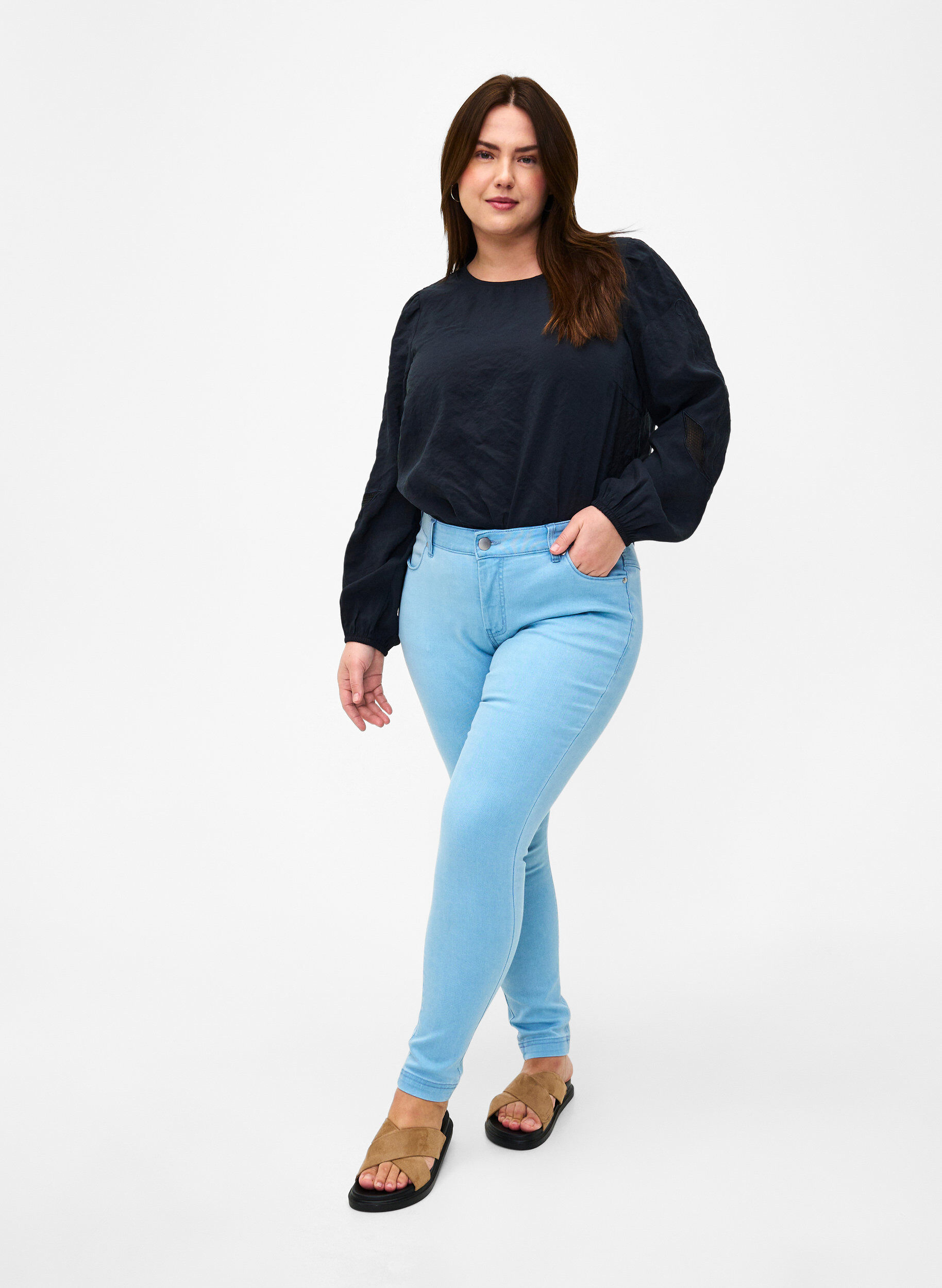 Zizzi Blus i TENCEL&trade; Modal med broderidetaljer, Black, Model image number 2