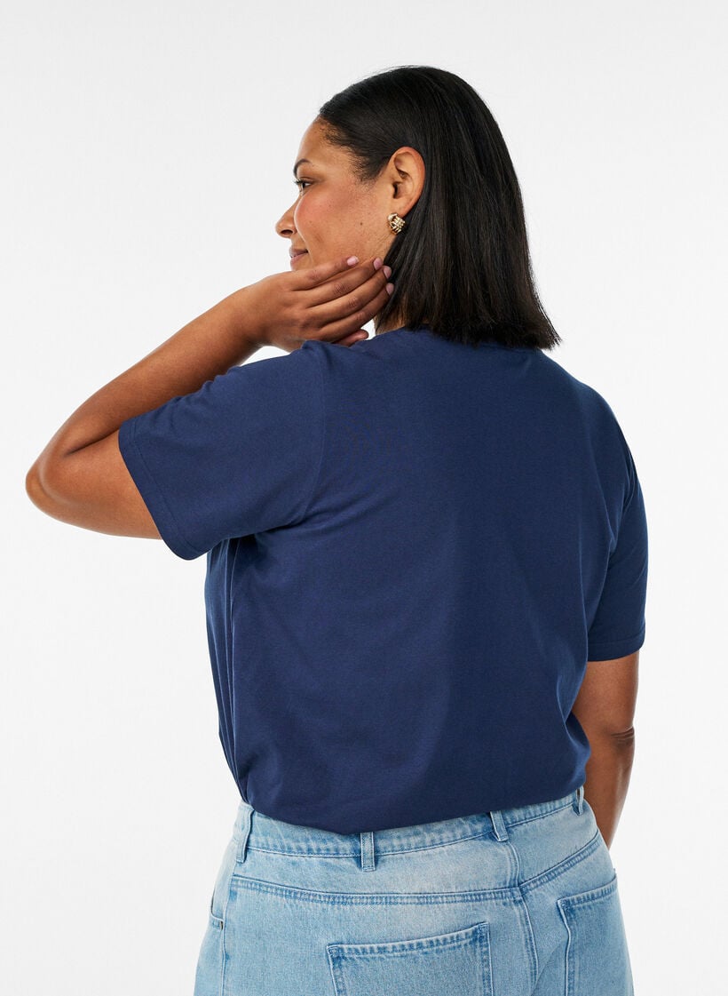 T-shirt i ekologisk bomull med h&aring;lbroderi, Bl&aring;, Model image number 2