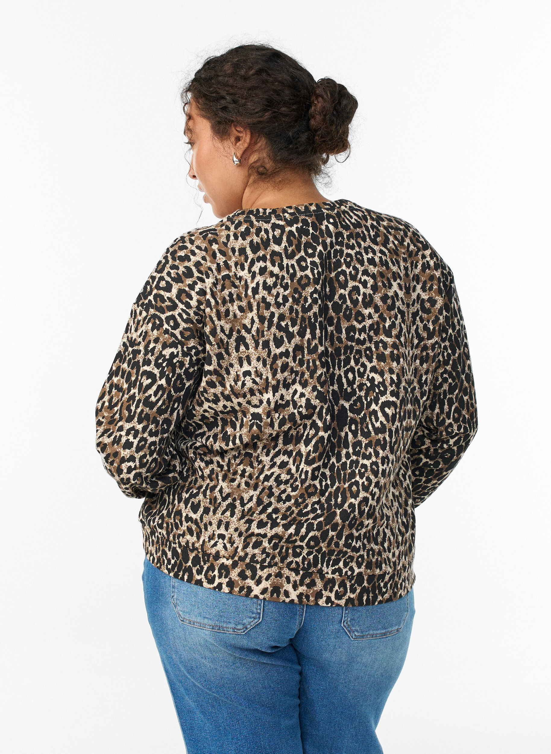 Zizzi Leopardm&ouml;nstrad sweatshirt med statement-tryck, Brun, Model image number 2