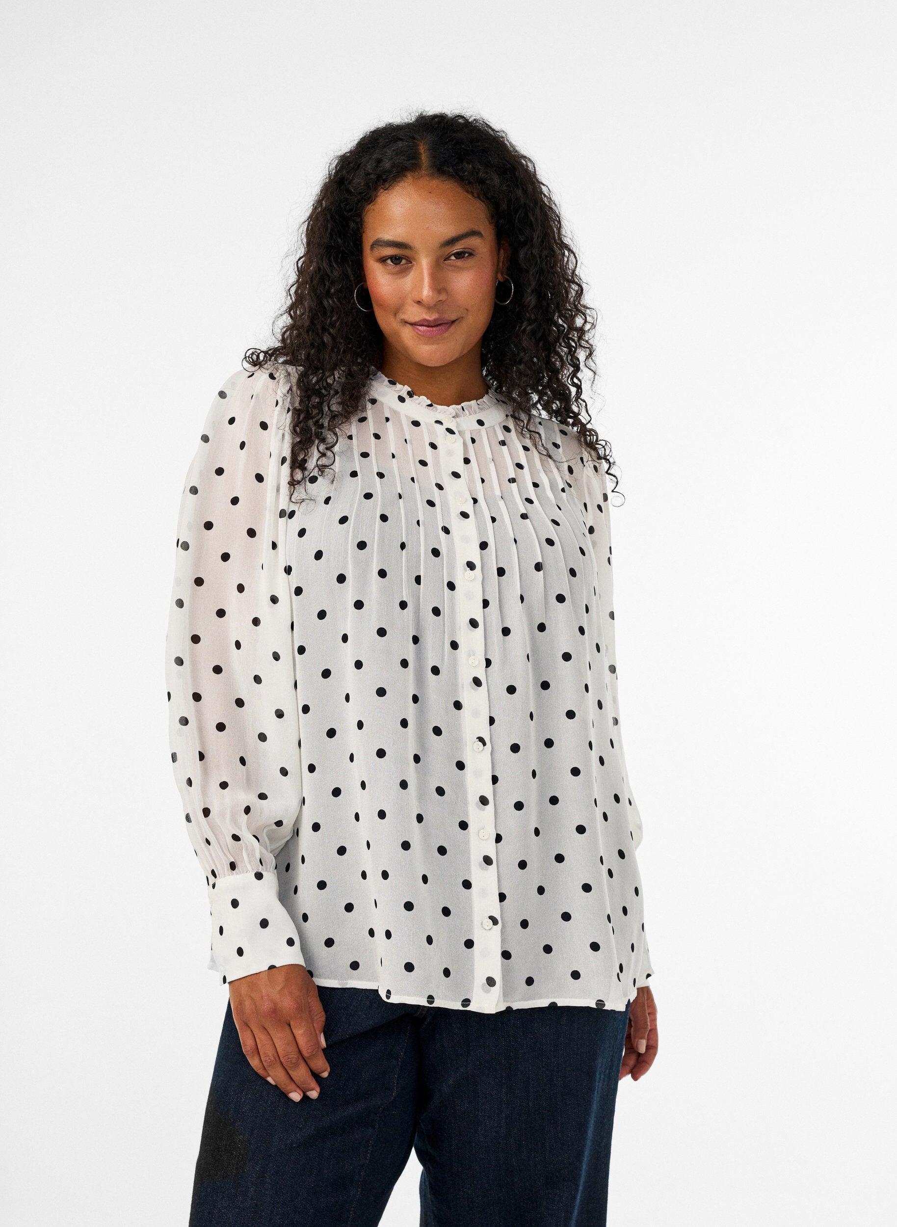 Blus i viskos med volangkrage, Vit, Model