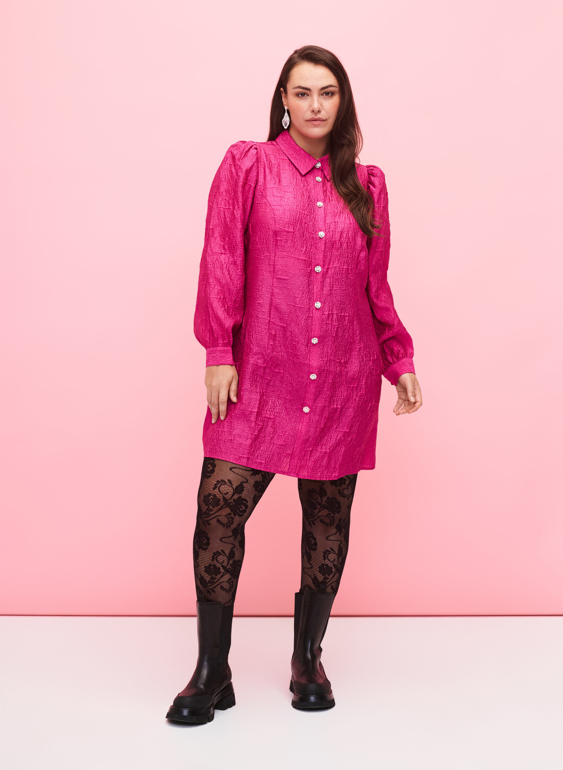 Zizzi Skjortkl&auml;nning med textur och p&auml;rlknappar, Cactus Flower, Model image number 3