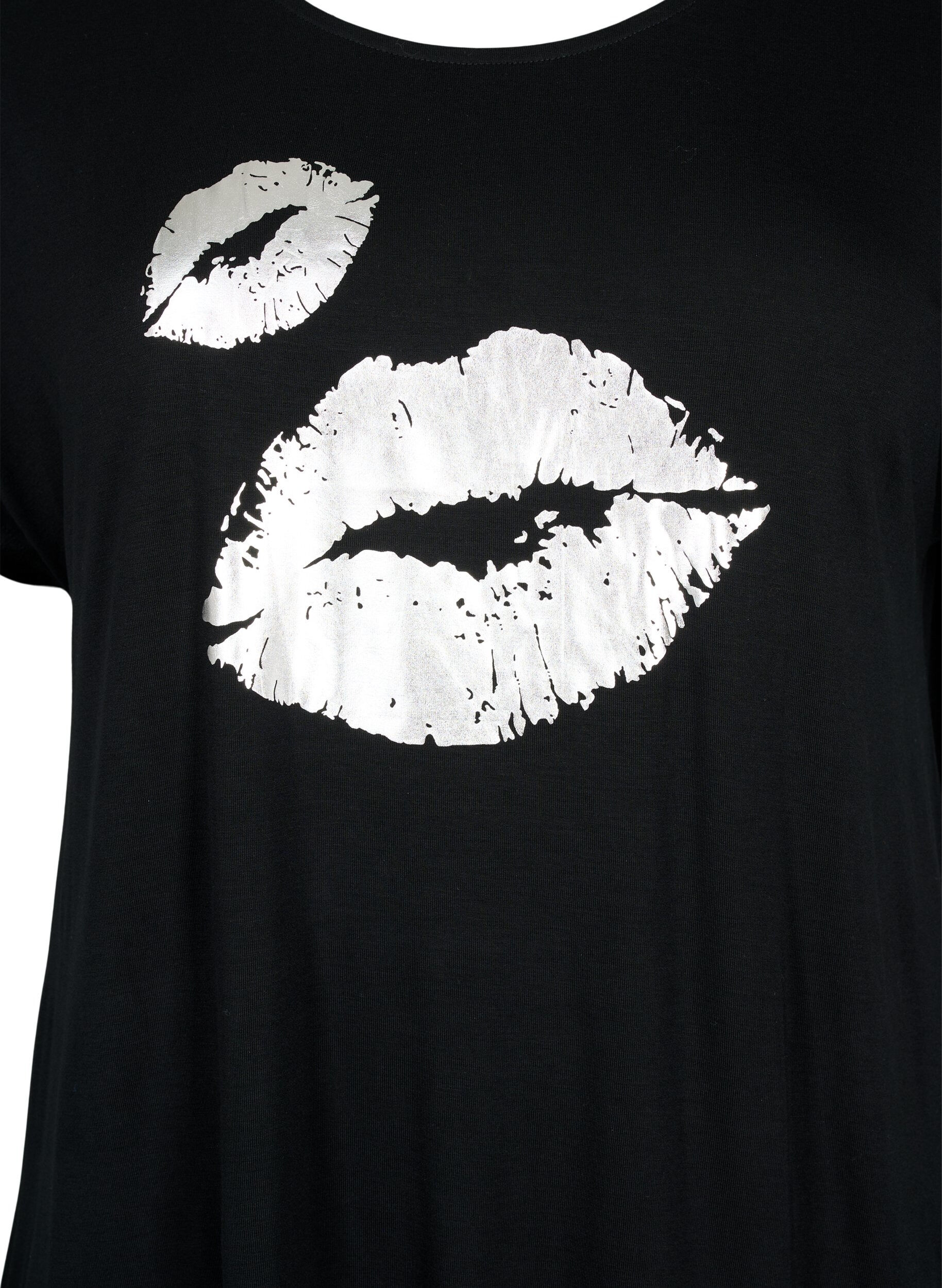 Zizzi Kort&auml;rmad t-shirt i viskos med tryck, Black W. Lips, Packshot image number 2