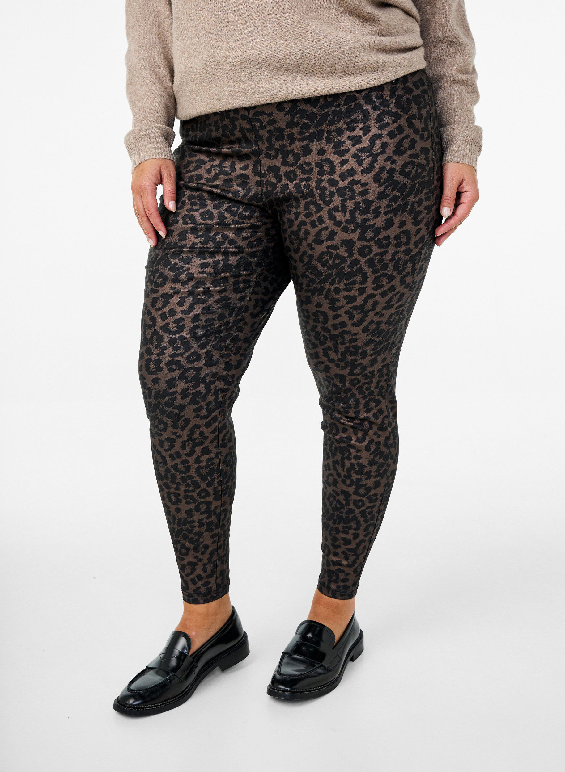 Zizzi Croppade leggings med leopardm&ouml;nster i coatedmaterial, Brun, Model image number 0