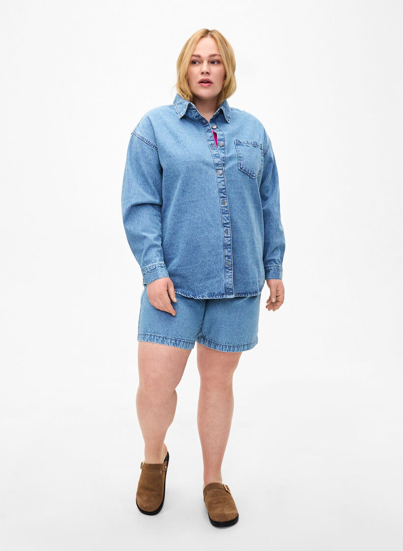 Lös jeansskjorta med bröstficka, Light blue denim, Model image number 3