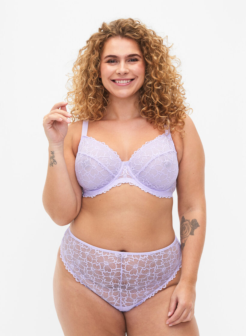 Stringtrosor i blommig spets med normalh&ouml;g midja, Lila, Model image number 0