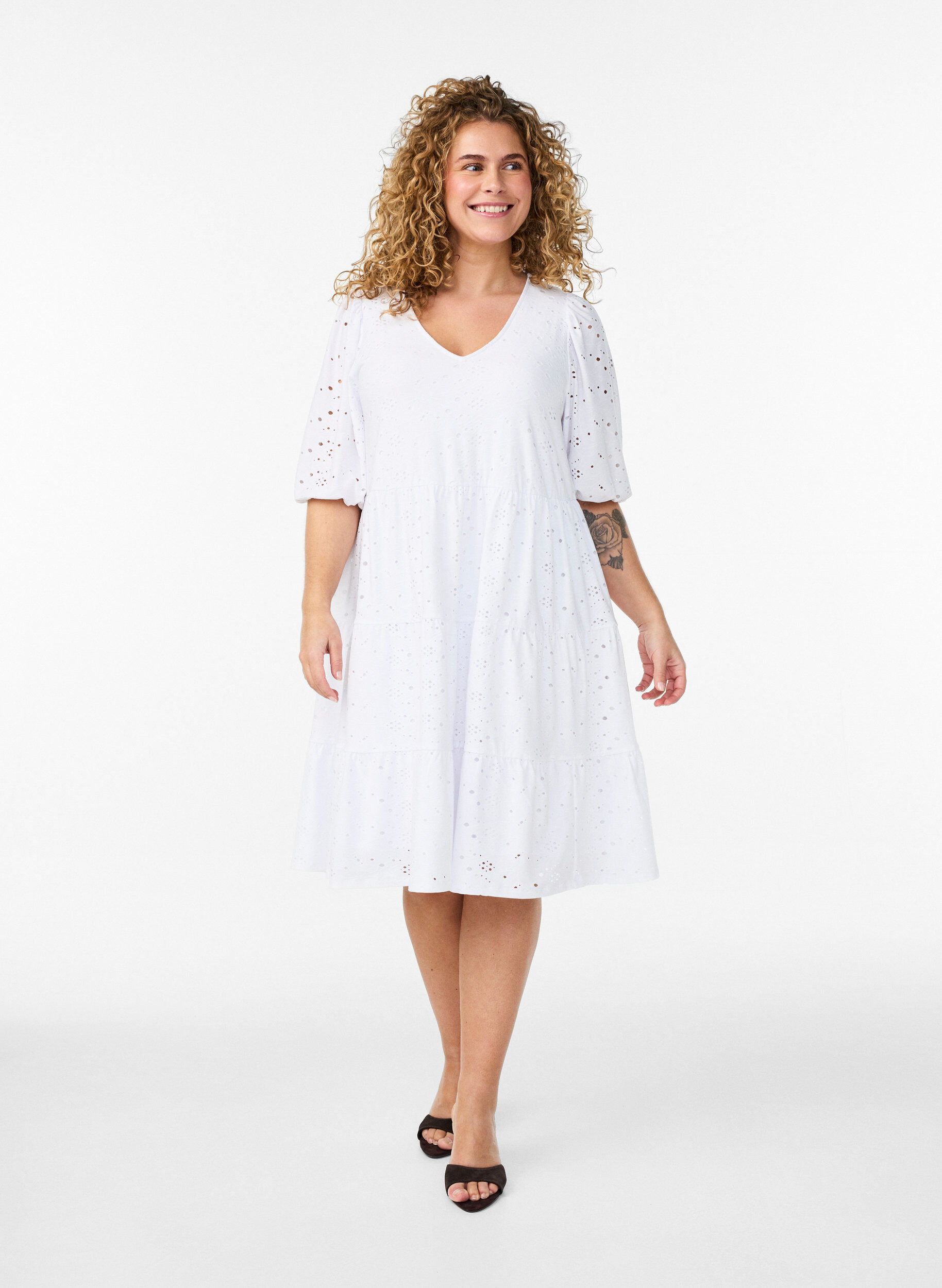 Zizzi Kl&auml;nning i broderie anglaise med v-ringning och halvl&aring;nga &auml;rmar, Vit, Model image number 1