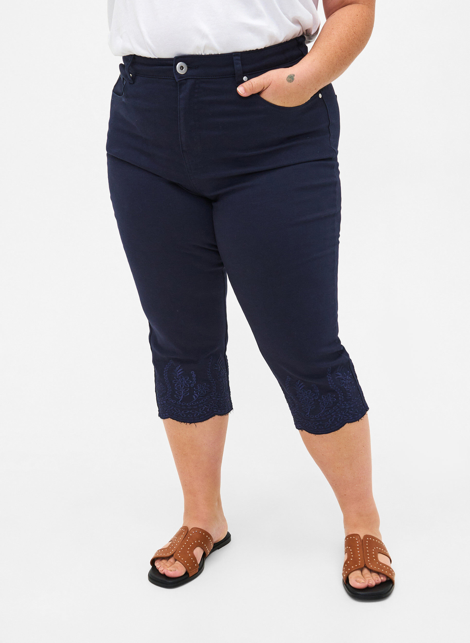 Zizzi L&ouml;sa capribyxor med h&ouml;g midja och h&aring;lbroderi, Night Sky, Model image number 2