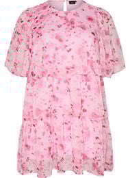 Kort kl&auml;nning i chiffonglook med blommigt m&ouml;nster och volanglager, Rosa