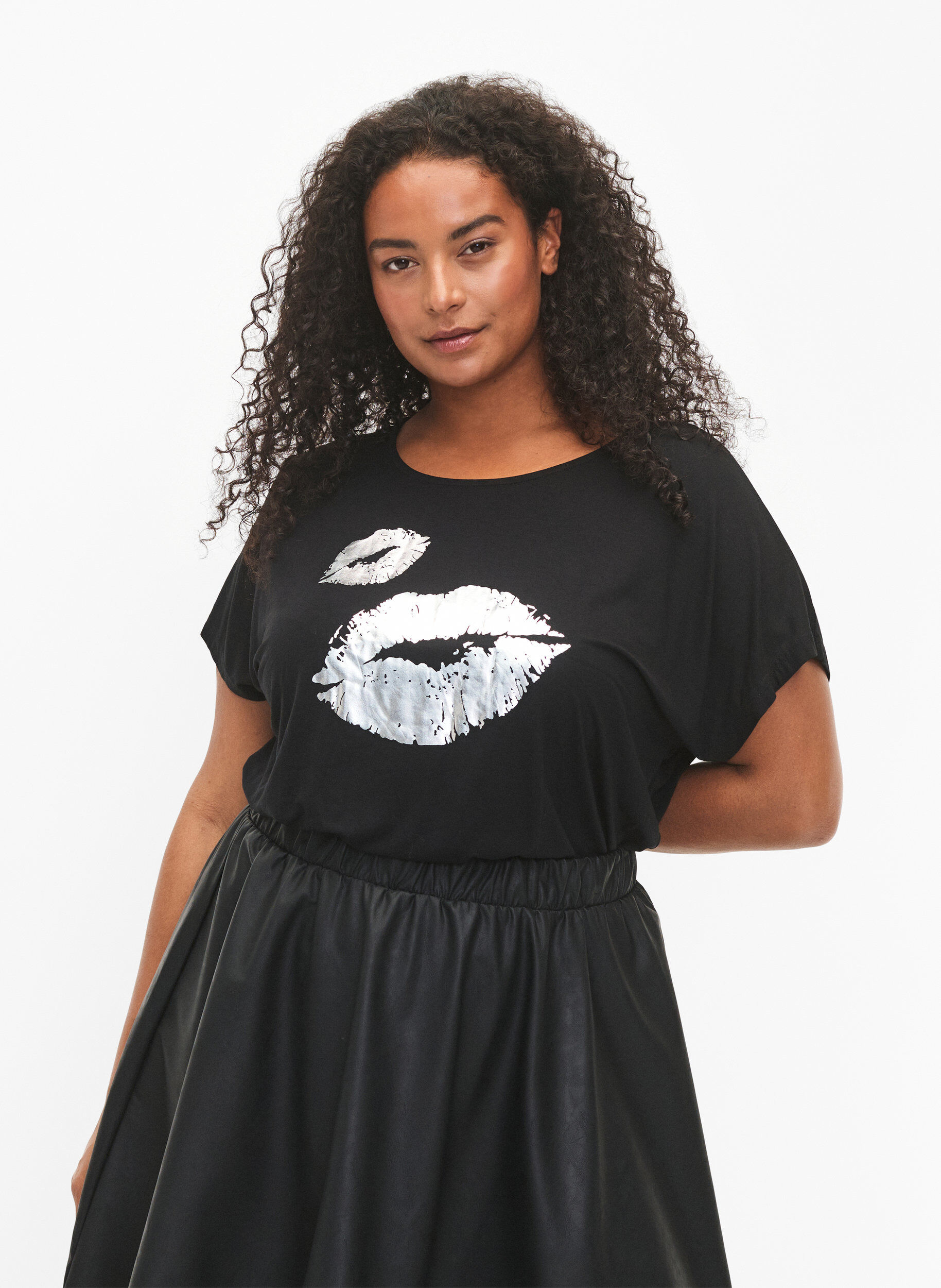 Zizzi Kort&auml;rmad t-shirt i viskos med tryck, Black W. Lips, Model image number 0