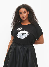Kortärmad t-shirt i viskos med tryck, Black W. Lips, Model