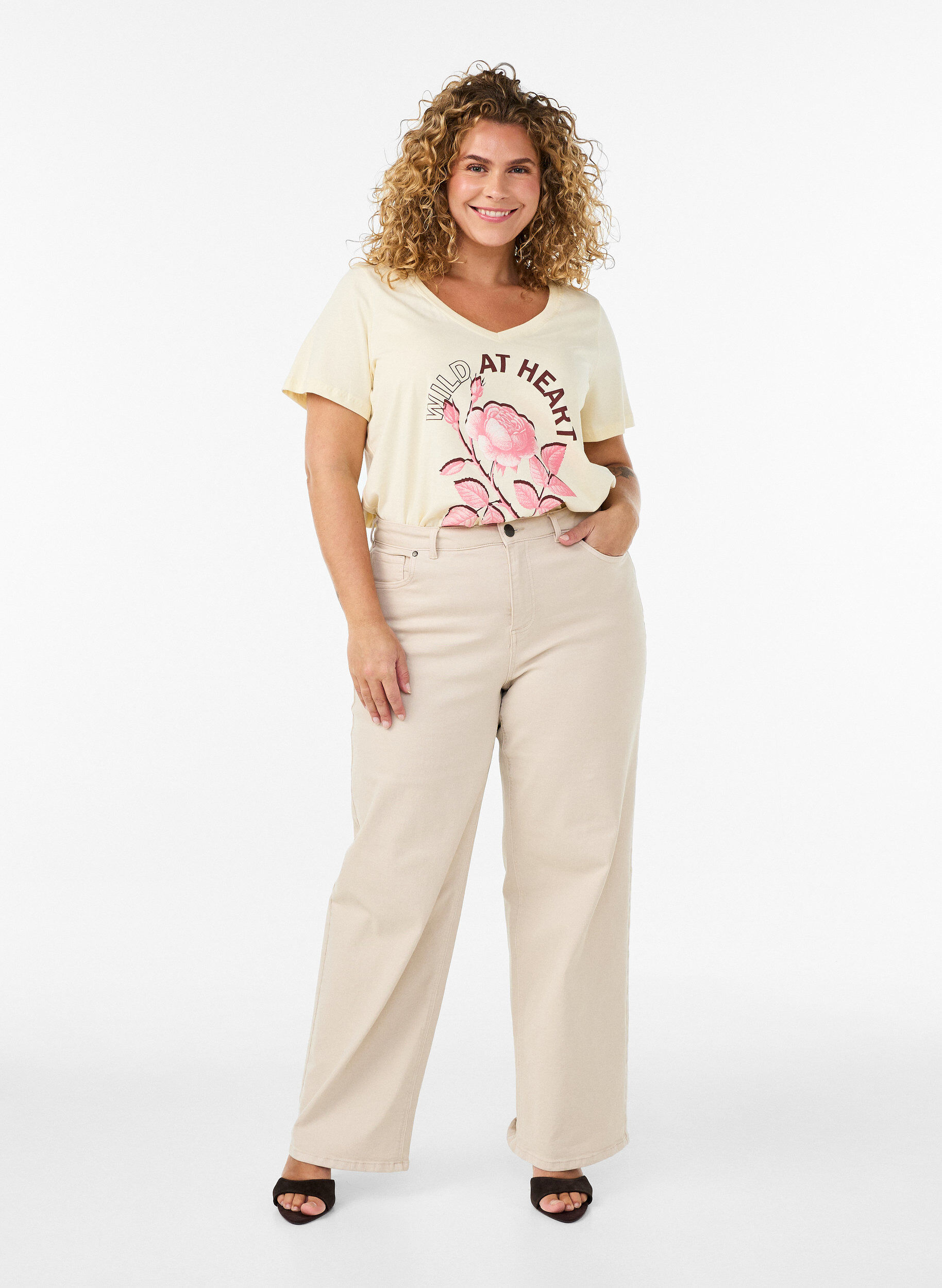 ZizziT-shirt i bomull med tryck framtill och v-ringning, Beige, Model image number 1