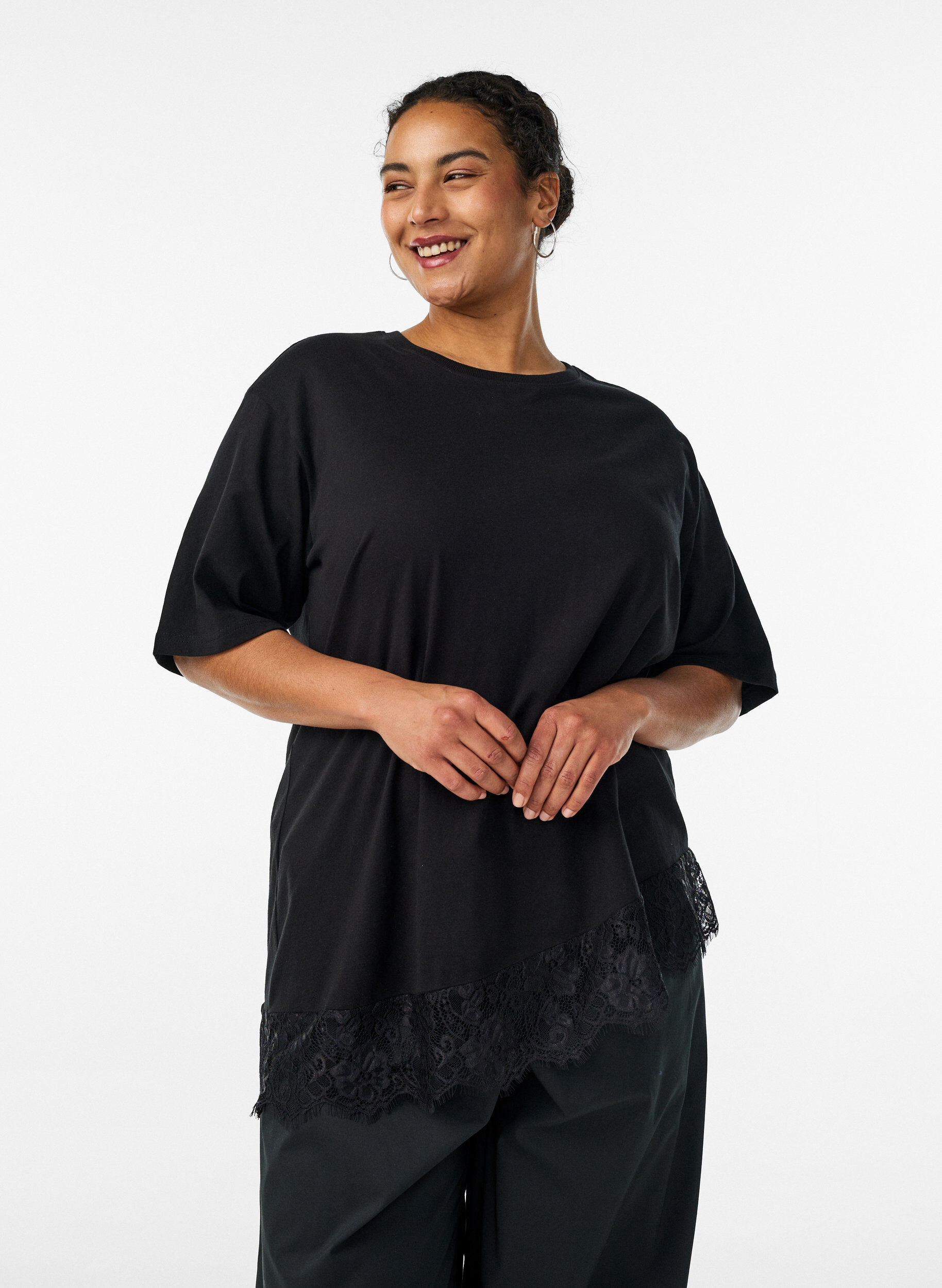 T-shirt med asymmetrisk spetskant, Svart, Model