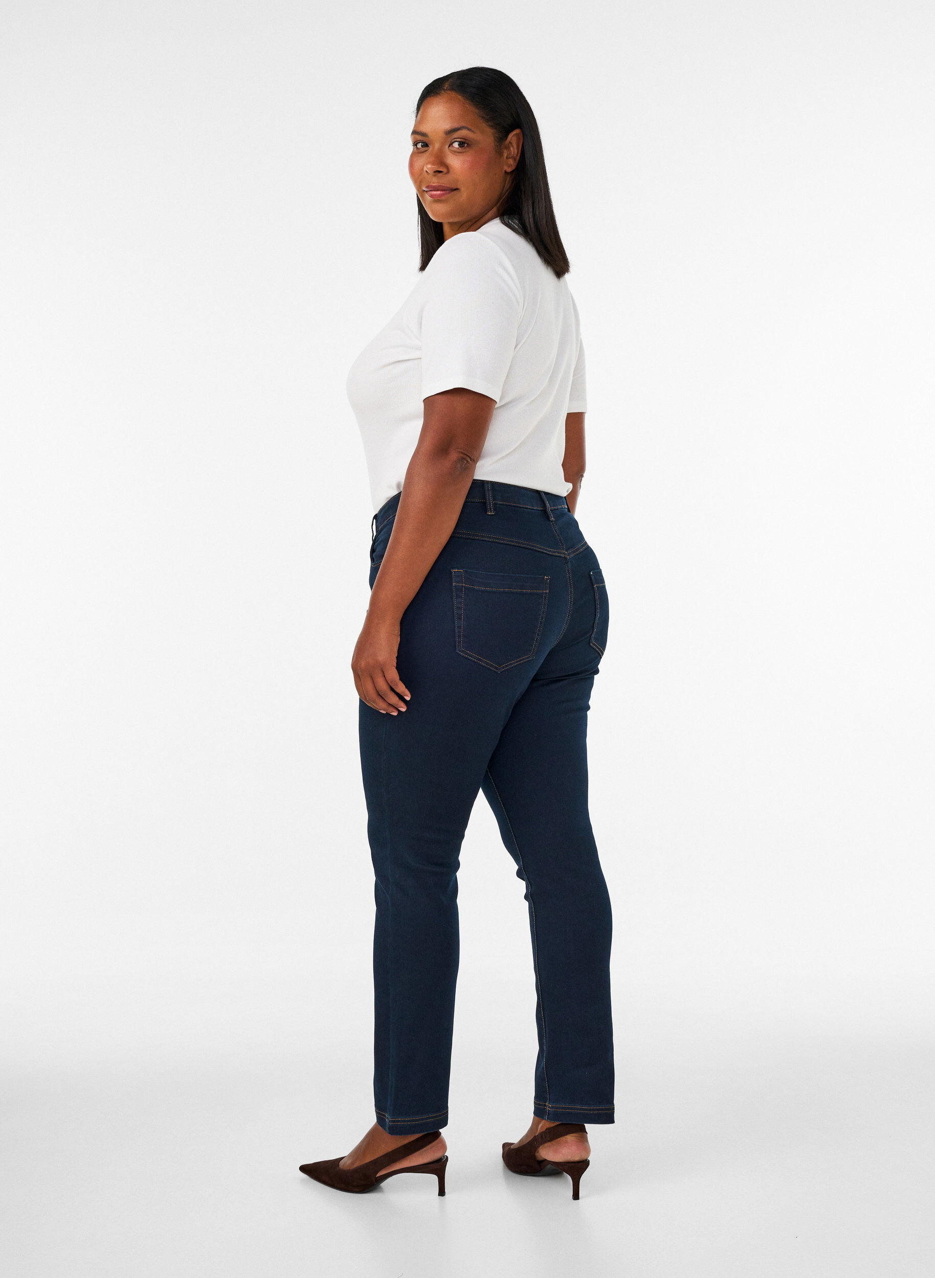 ZizziSlim fit Emily jeans med normalh&ouml;g midja, Bl&aring;, Model image number 2