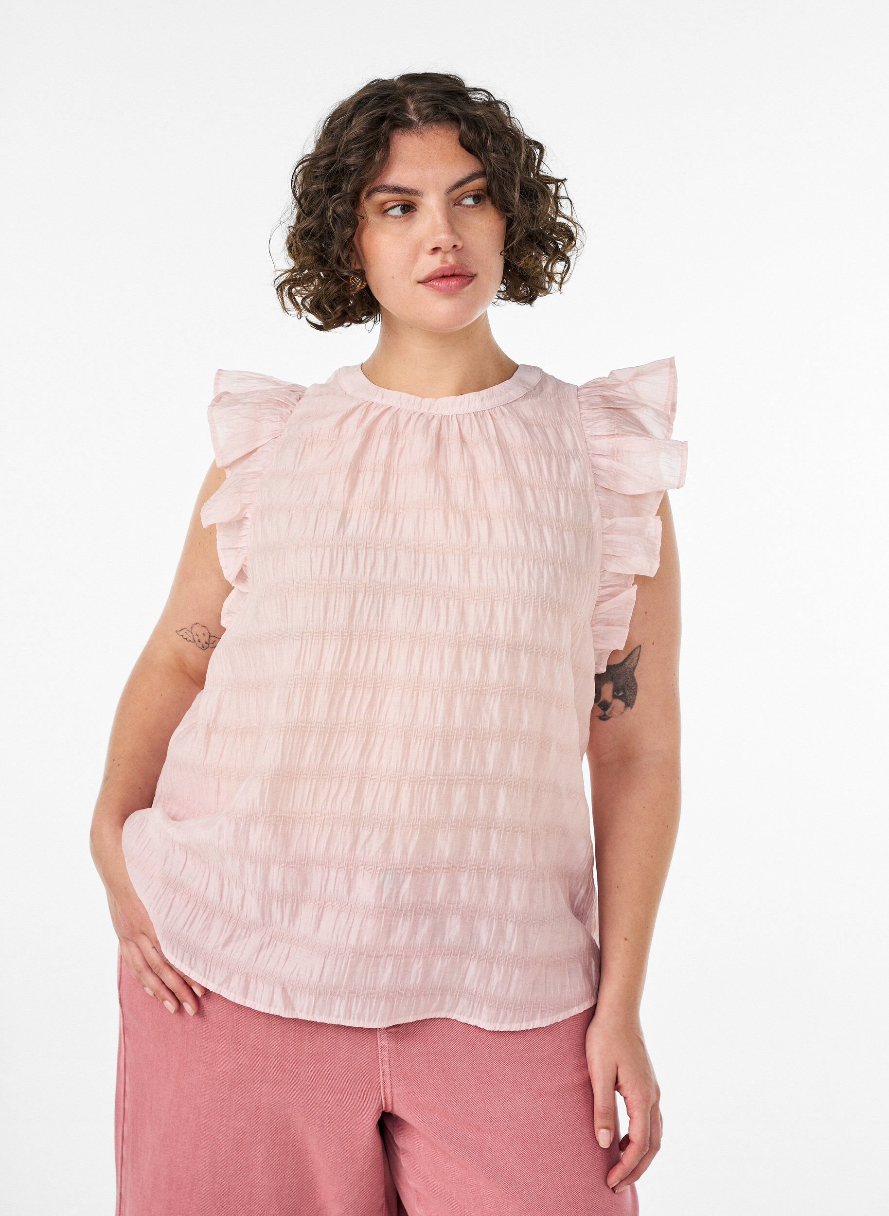 Zizzi&Auml;rml&ouml;s blus med struktur och volanger, Rosa, Model image number 0