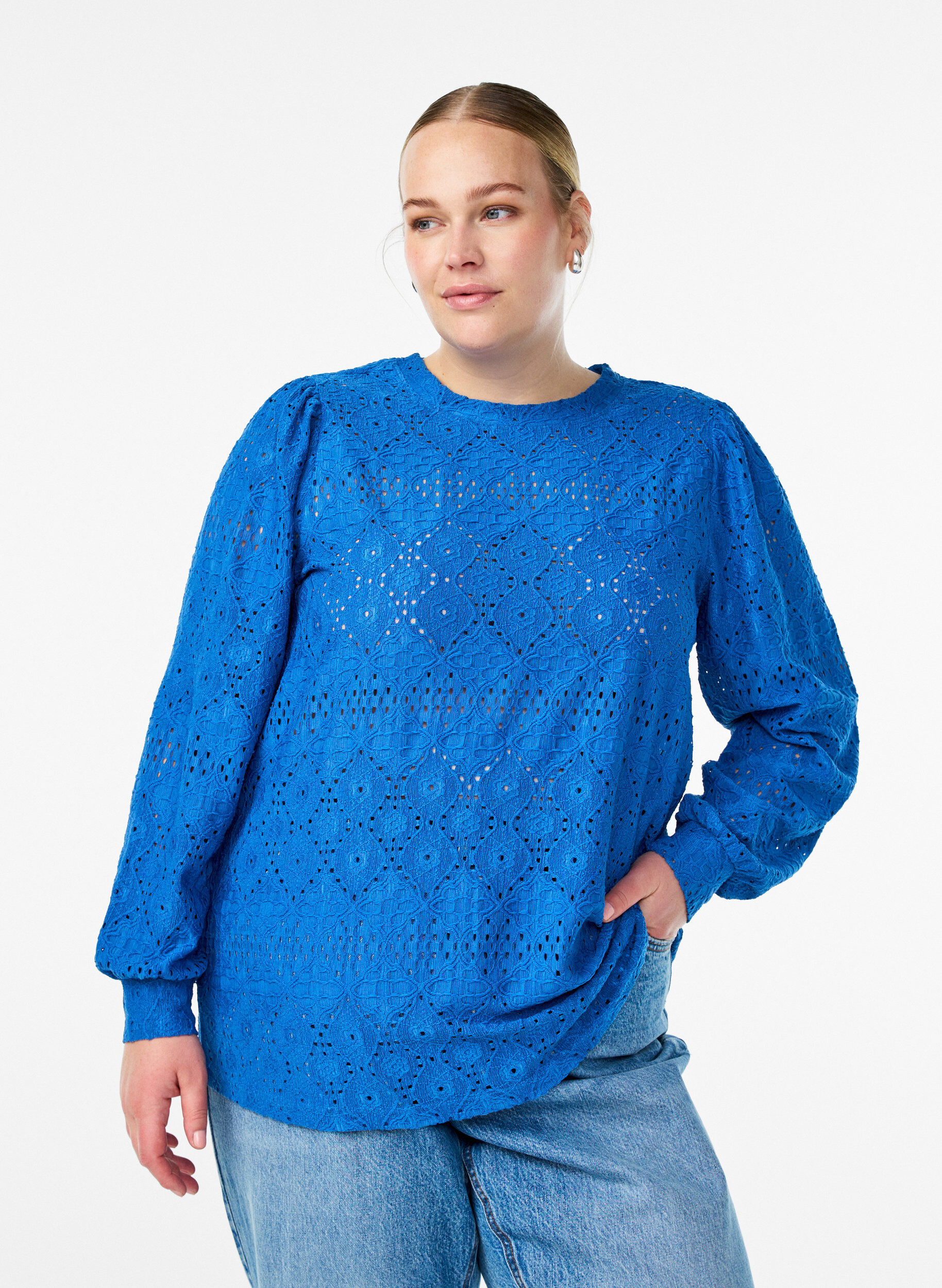 Zizzi L&aring;ng&auml;rmad blus med h&aring;lbroderi, Bl&aring;, Model image number 0