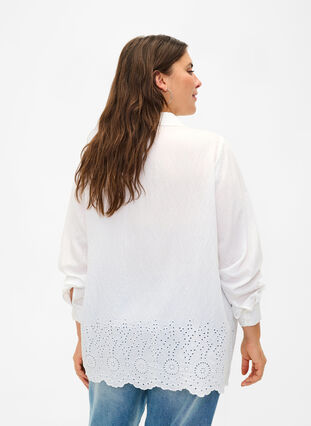 Viskosskjorta med Broderie anglaise, Bright White, Model image number 1