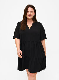 Kortärmad klänning med A-linje och skärningar, Black, Model