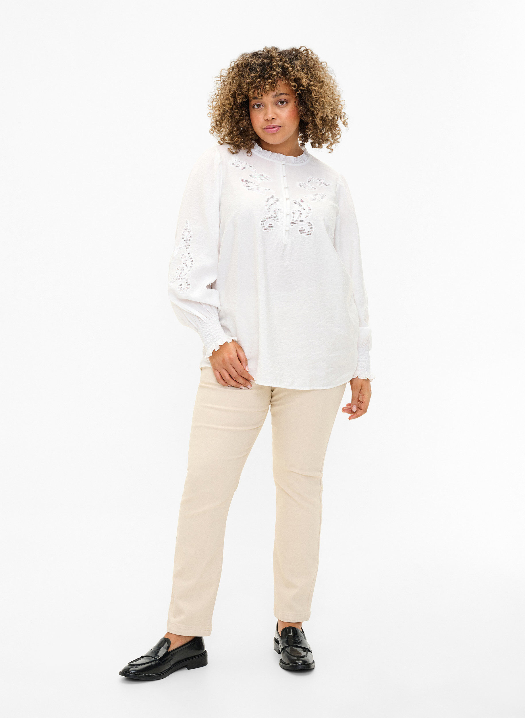 Zizzi Blus med volanger och Broderie anglaise, Bright White, Model image number 2