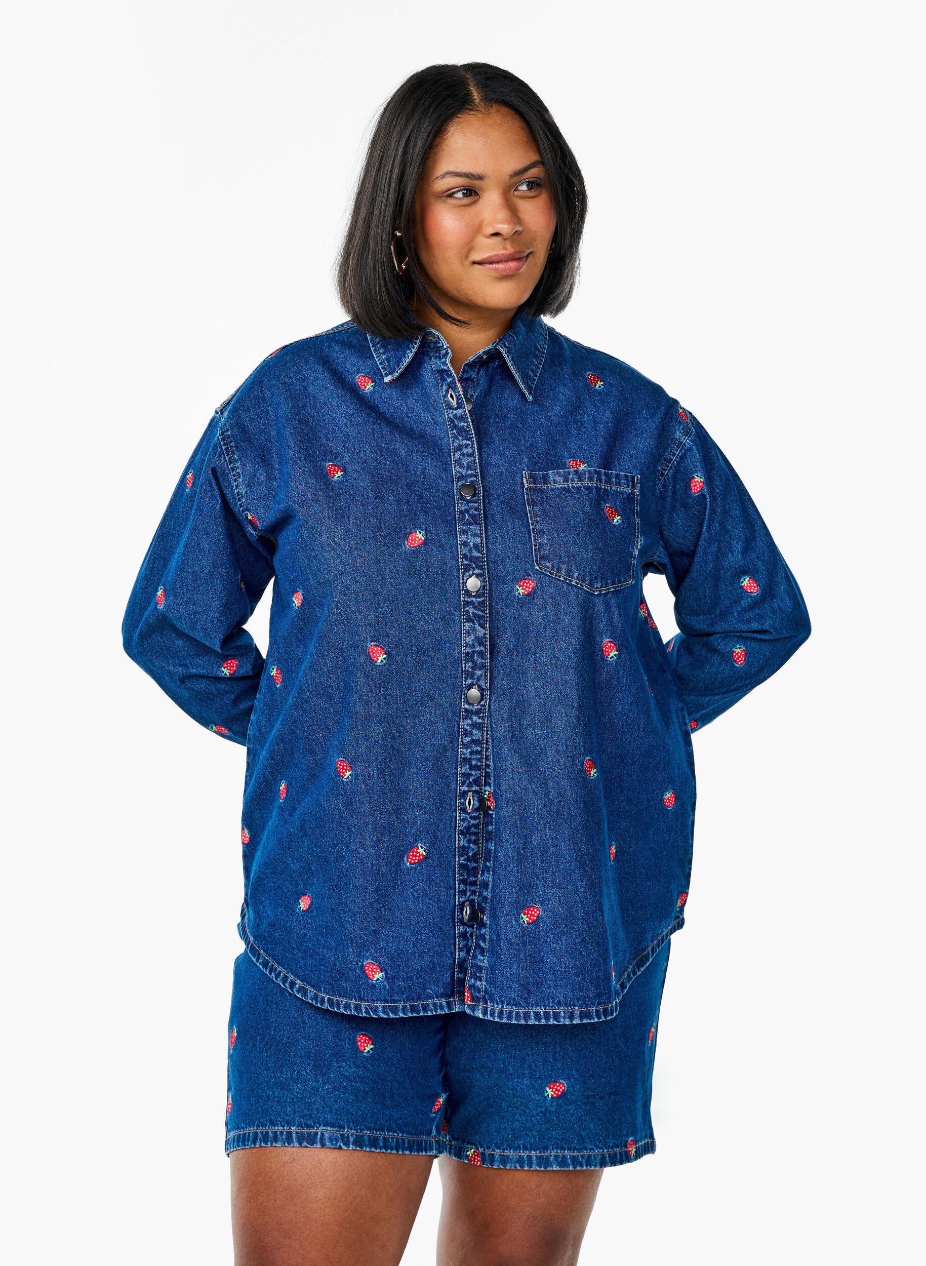 ZizziJeansshorts med broderade jordgubbar, Bl&aring;, Model image number 0