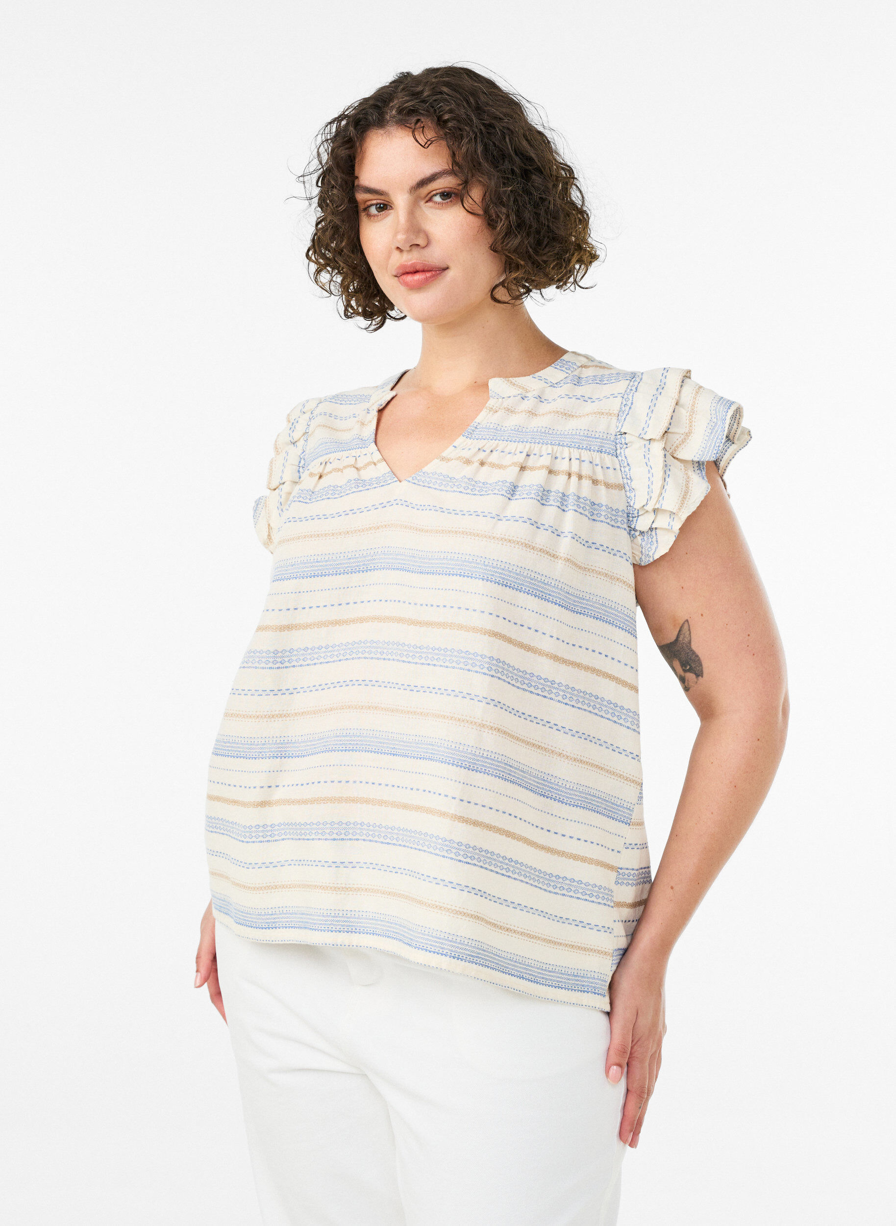 &Auml;rml&ouml;s blus med volanger och m&ouml;nstrade r&auml;nder, Vanilla, Model