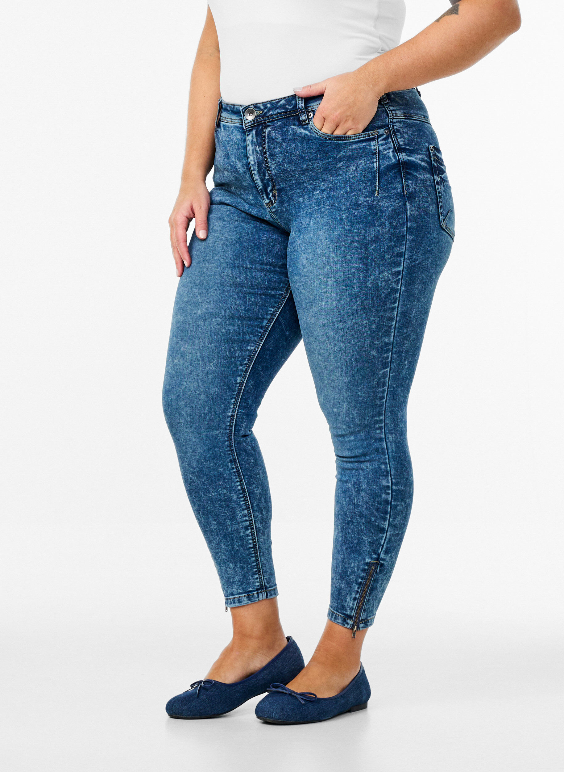 ZizziCroppade Amy jeans med blixtl&aring;s, Bl&aring;, Model image number 3
