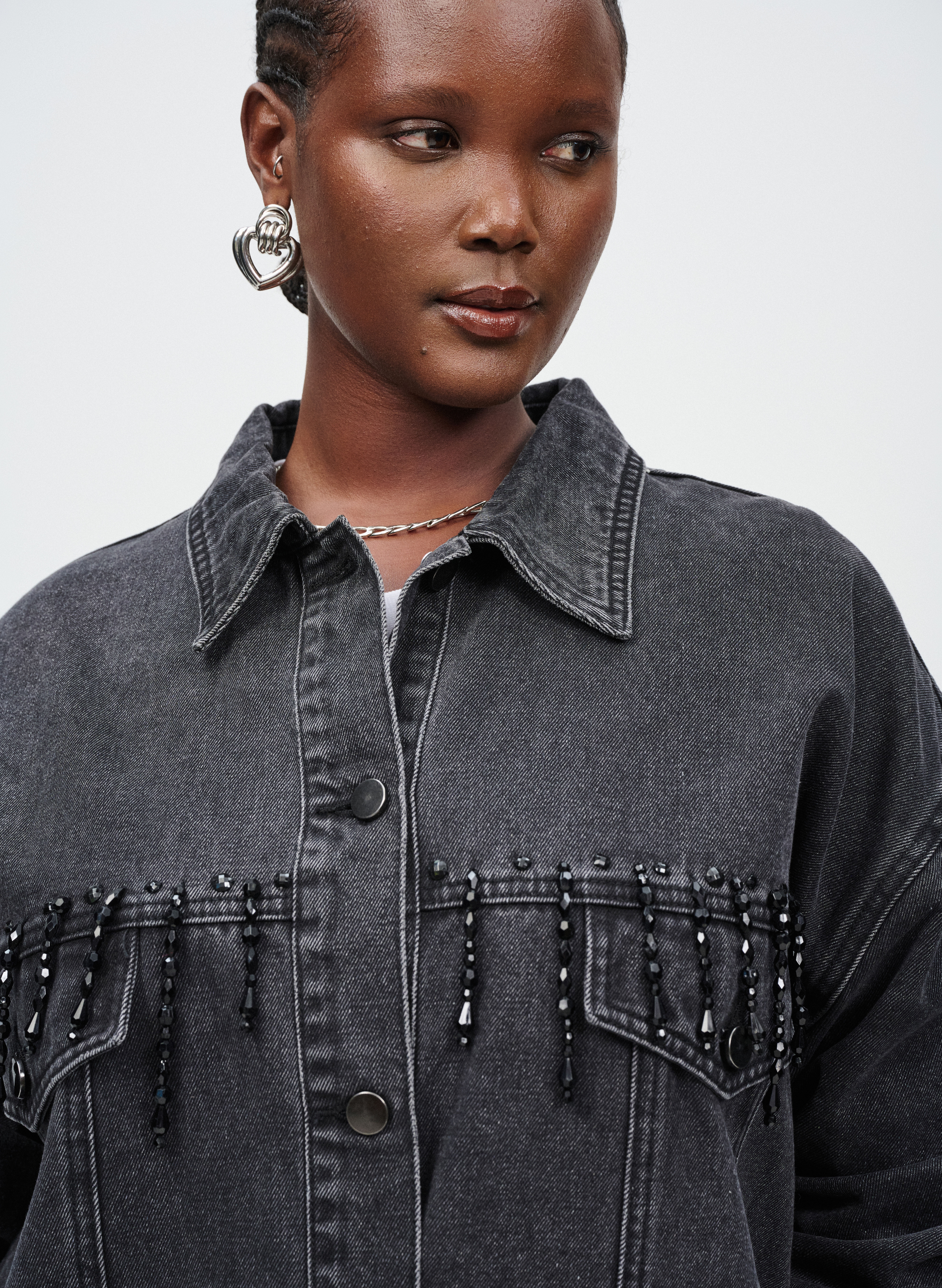 Zizzi Jeansjacka med p&auml;rlfransar, , Model